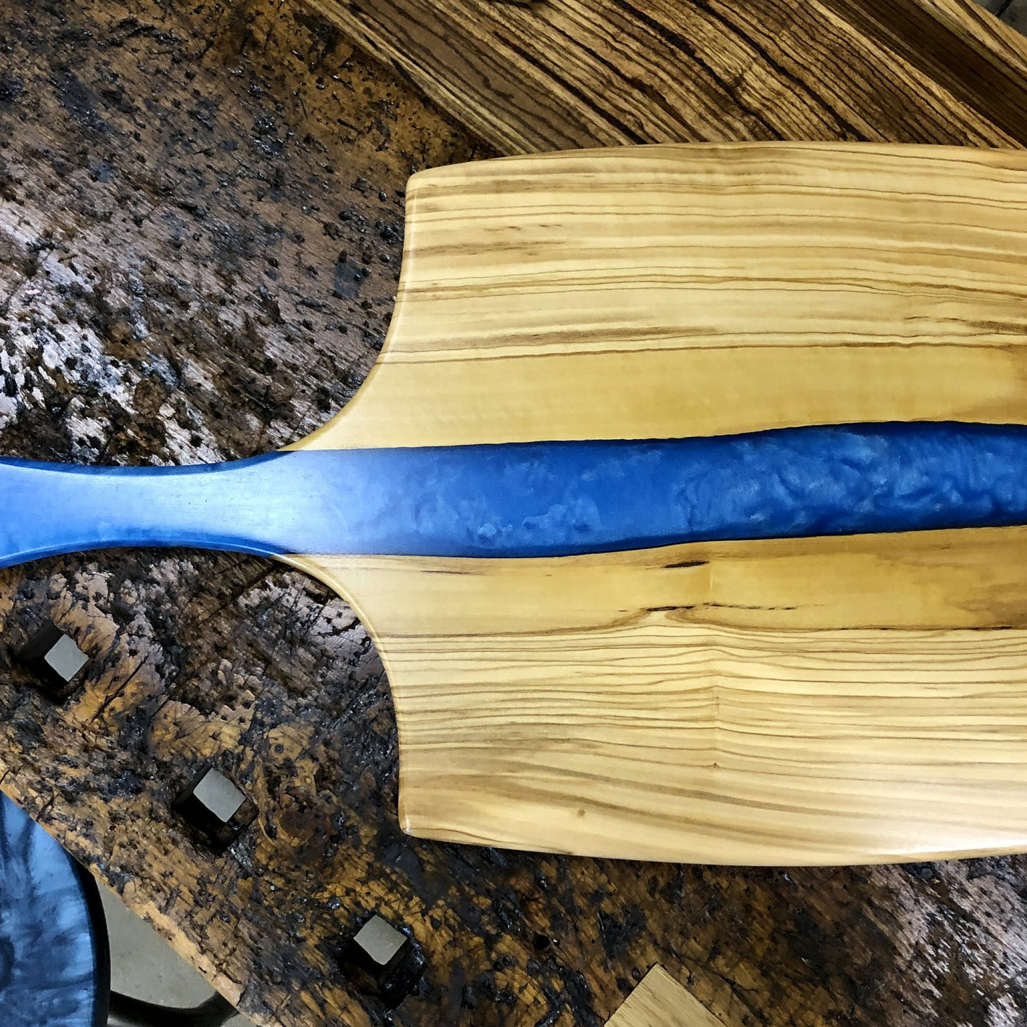 Schneidebrett Olive Maserung rustikal Holz Epoxidharz Griff blau