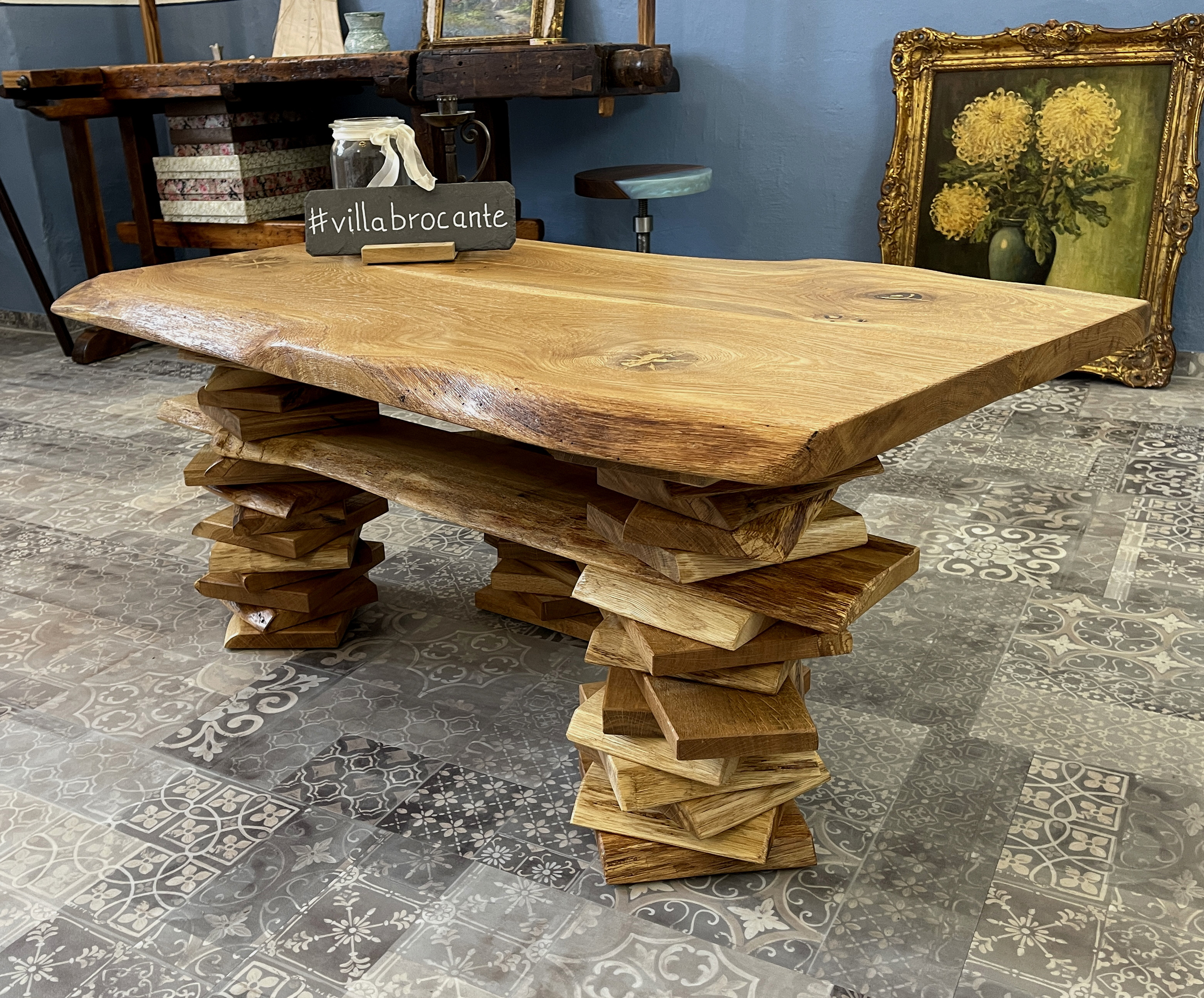 Couchtisch „Trequercus“ aus Wildeiche mit Baumkante und Stapelbeinen