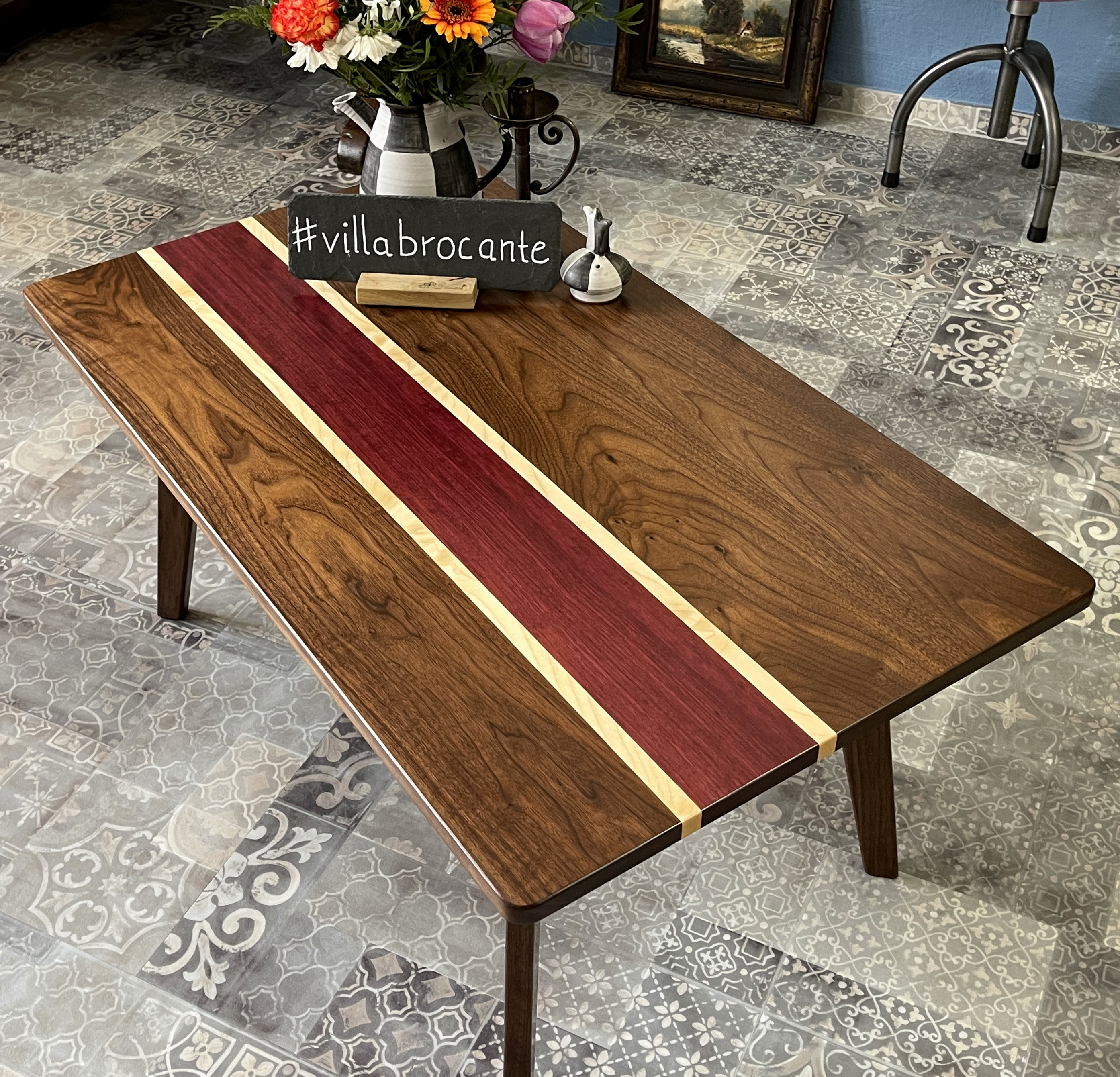 Couchtisch „Lilith“ aus Nussbaum mit Edelholz-Streifen im Mid-Century-Stil