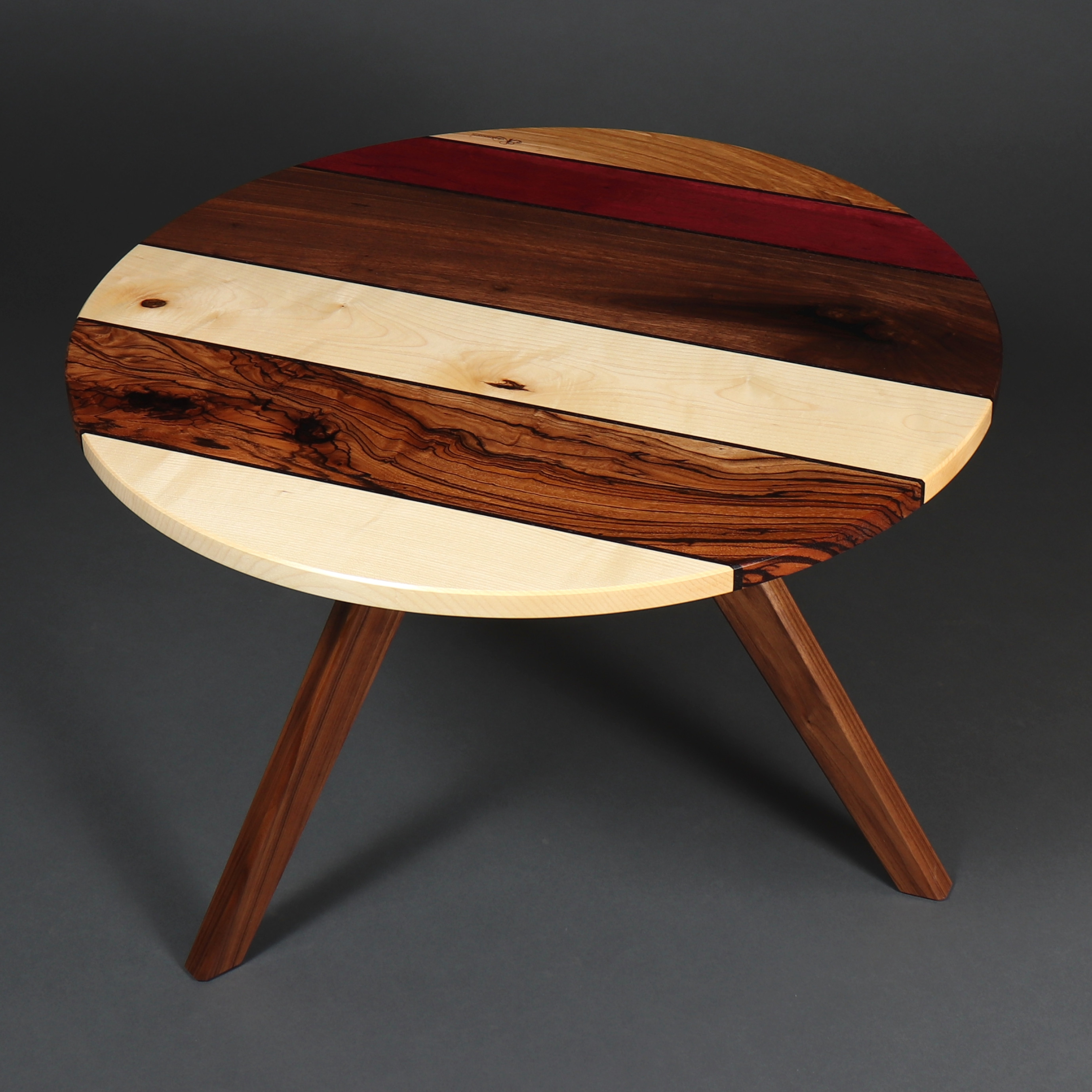 Couchtisch „Sabella“ aus bunten Edelhölzern und Zierstreifen in elegantem Design