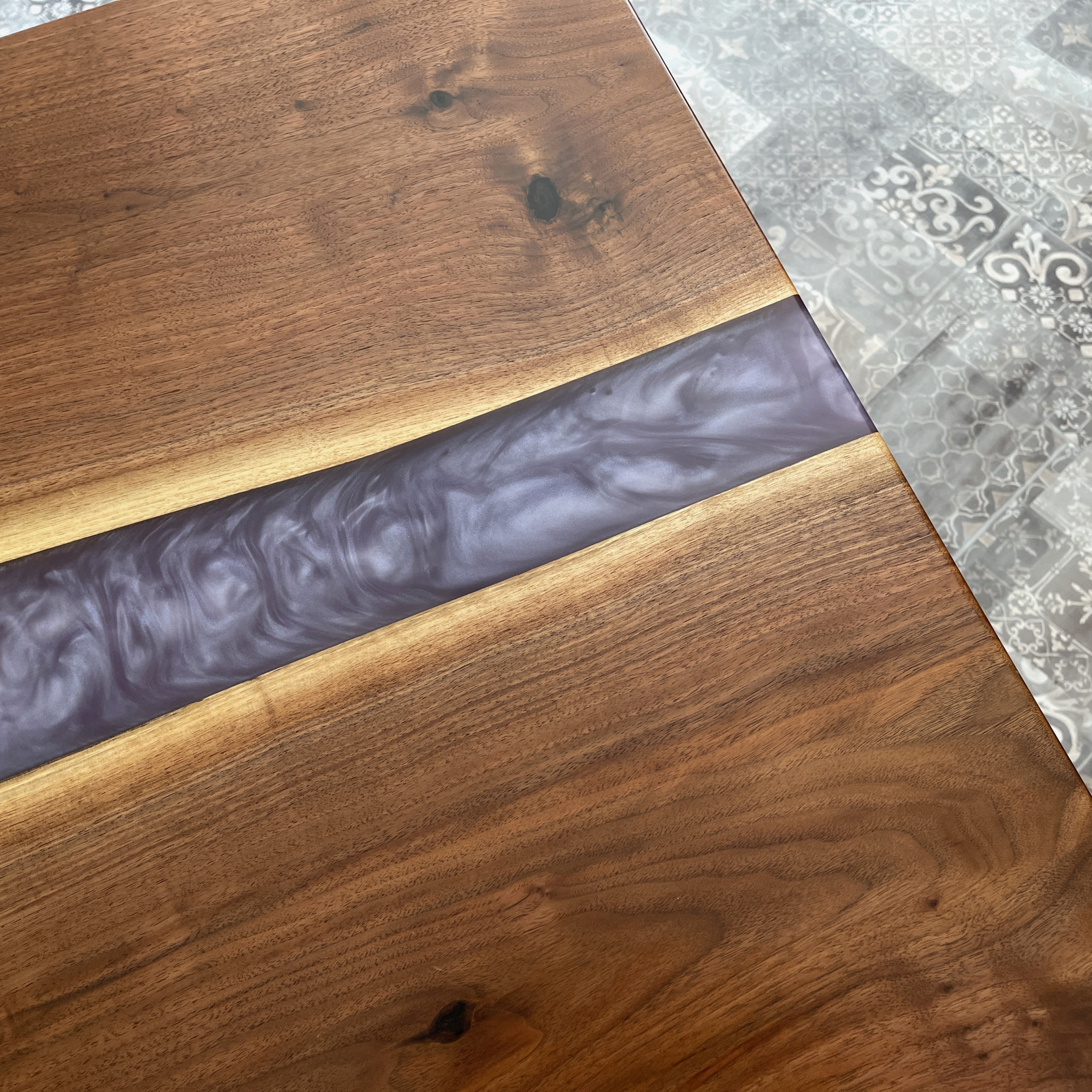 Esstisch Holz Maßanfertigung Flieder Epoxidharz epoxy rivertable