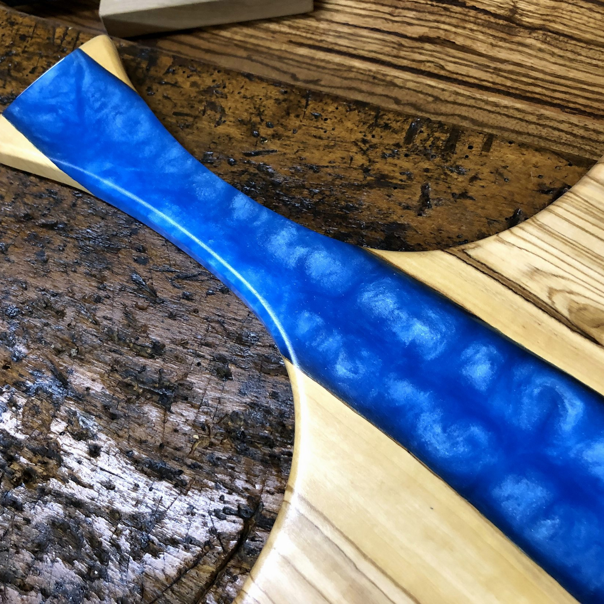 Küchenbrett Olive Maserung rustikal Holz Epoxidharz blau