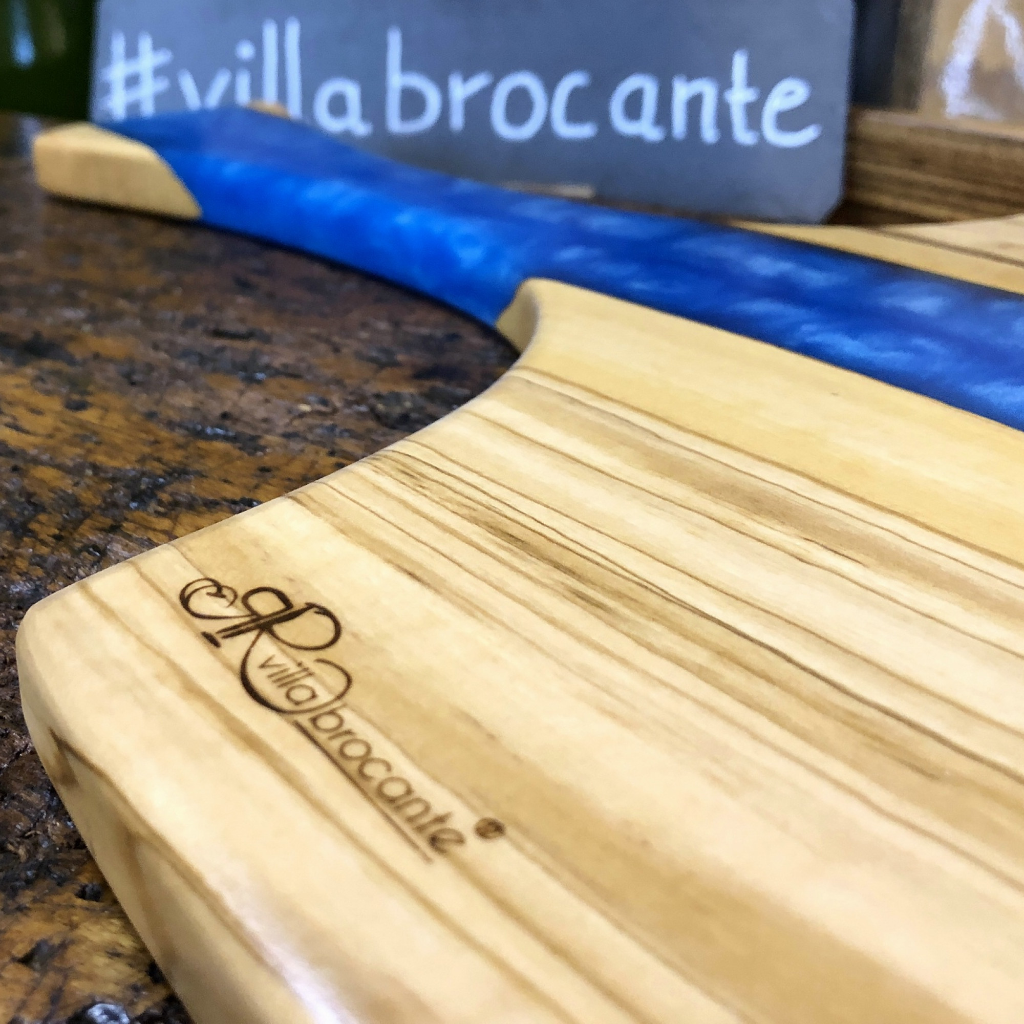 Schneidebrett Olive rustikal Holz Epoxidharz Griff villa-brocante blau