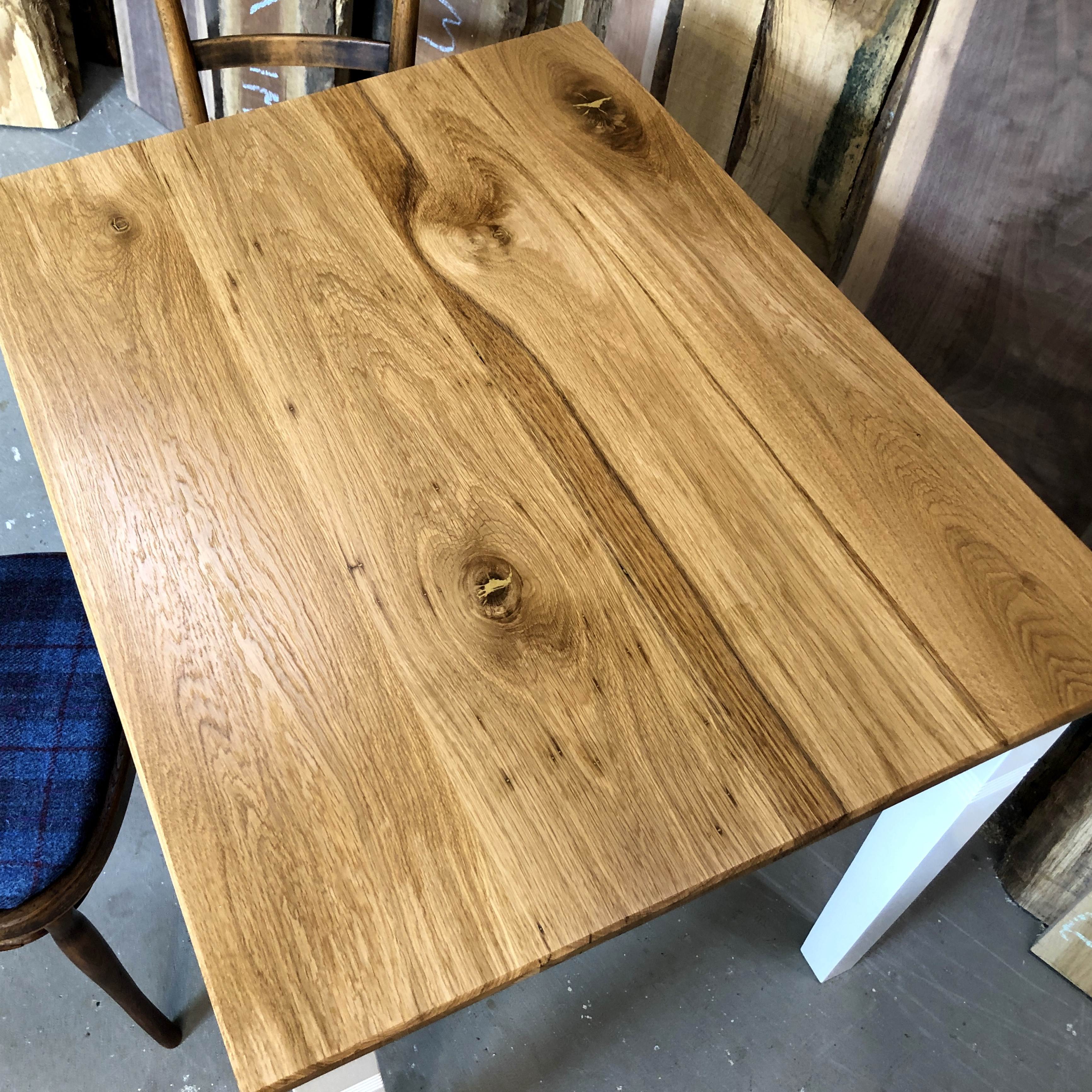 Küchentisch rustikal Tischplatte Wildeiche Holz massiv Charakter verziert