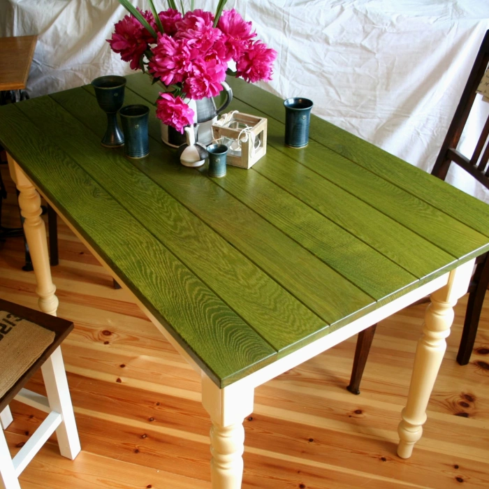 Küchentisch „Vanille und Grille“ aus apfelgrünem Eichenholz in antikem Design