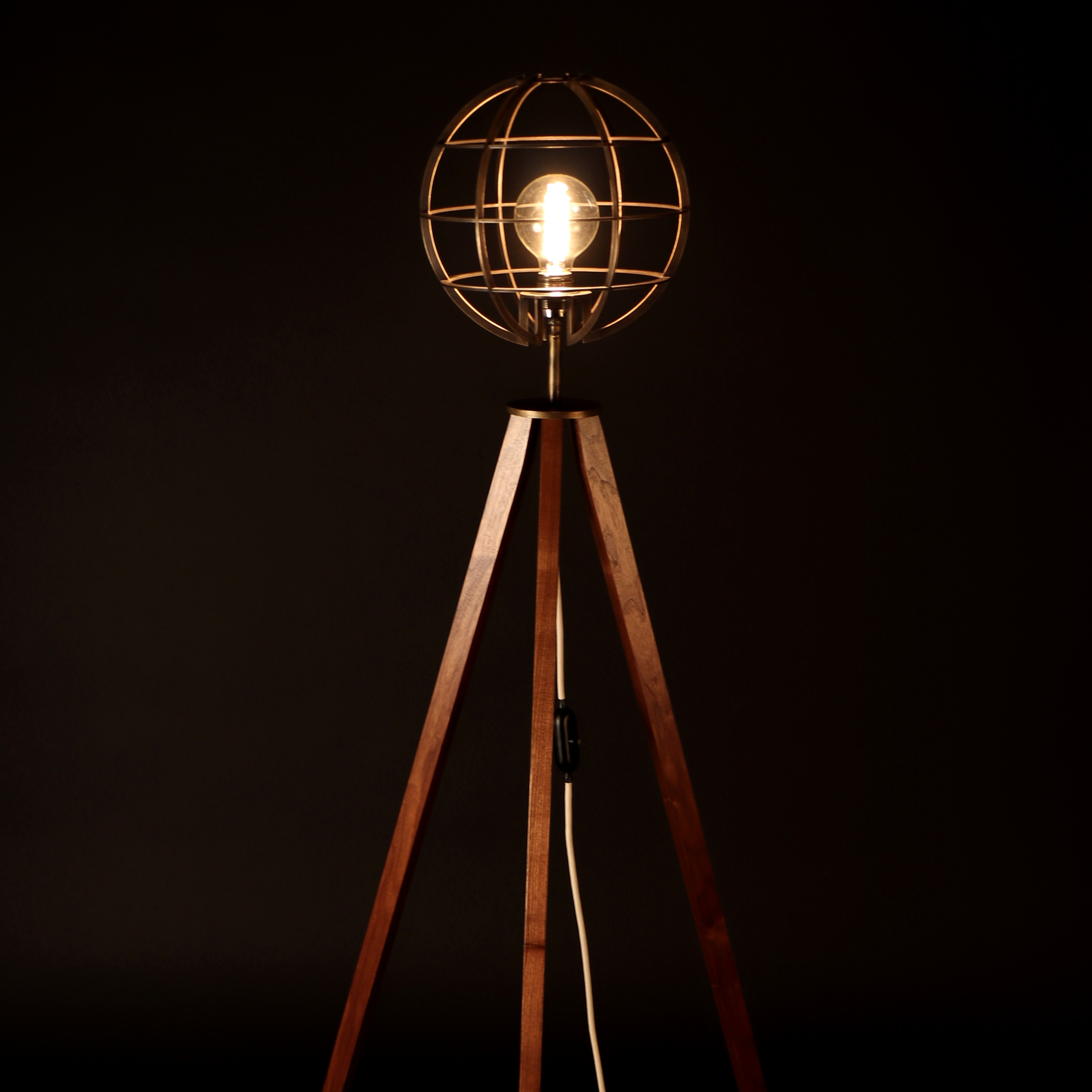 Tripod Stehlampe Massivholz Vintage Design Unikat Dreibein Messing
