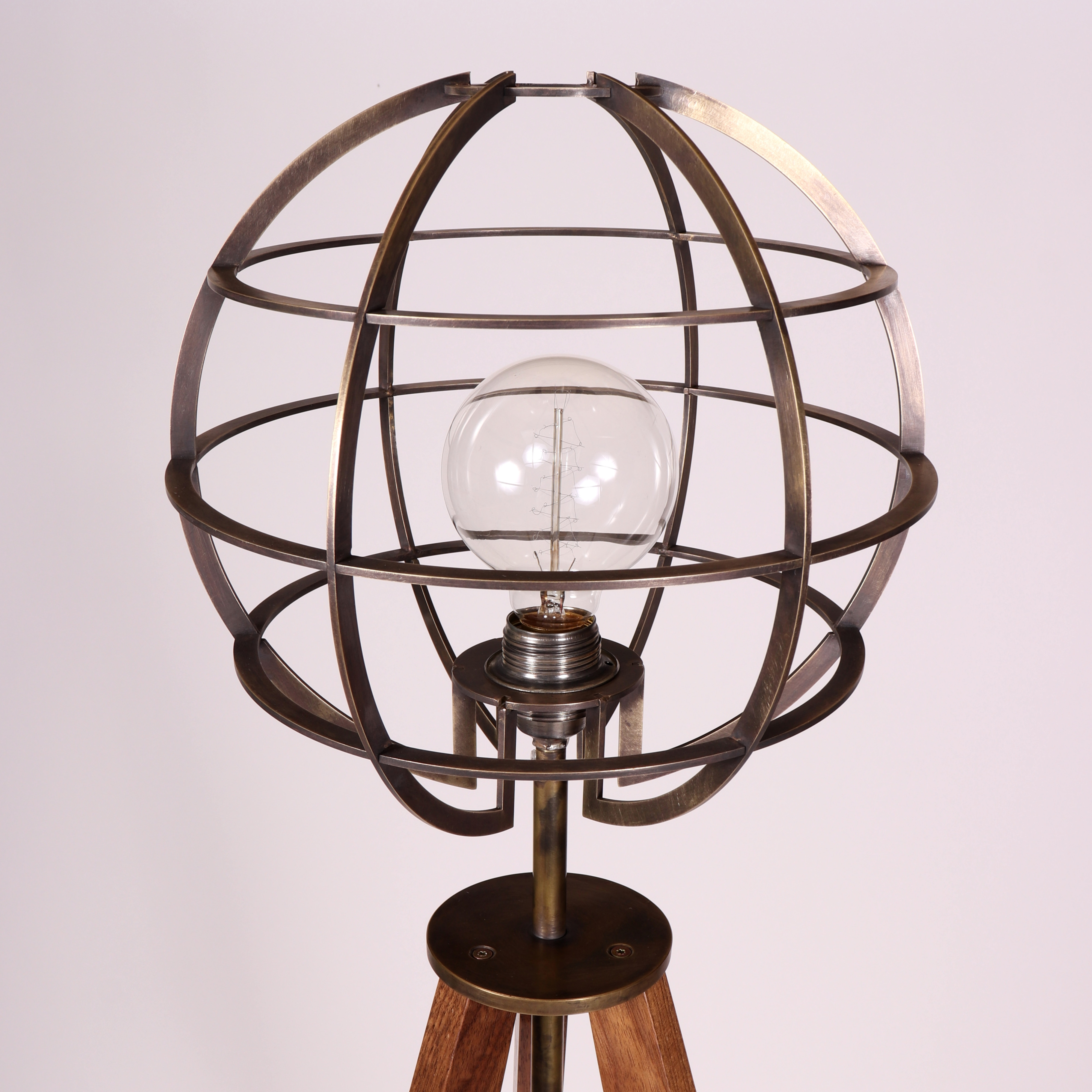 Tripodlampe Nussbaum Holz Messing Dreinbein Vintage Globe Loft