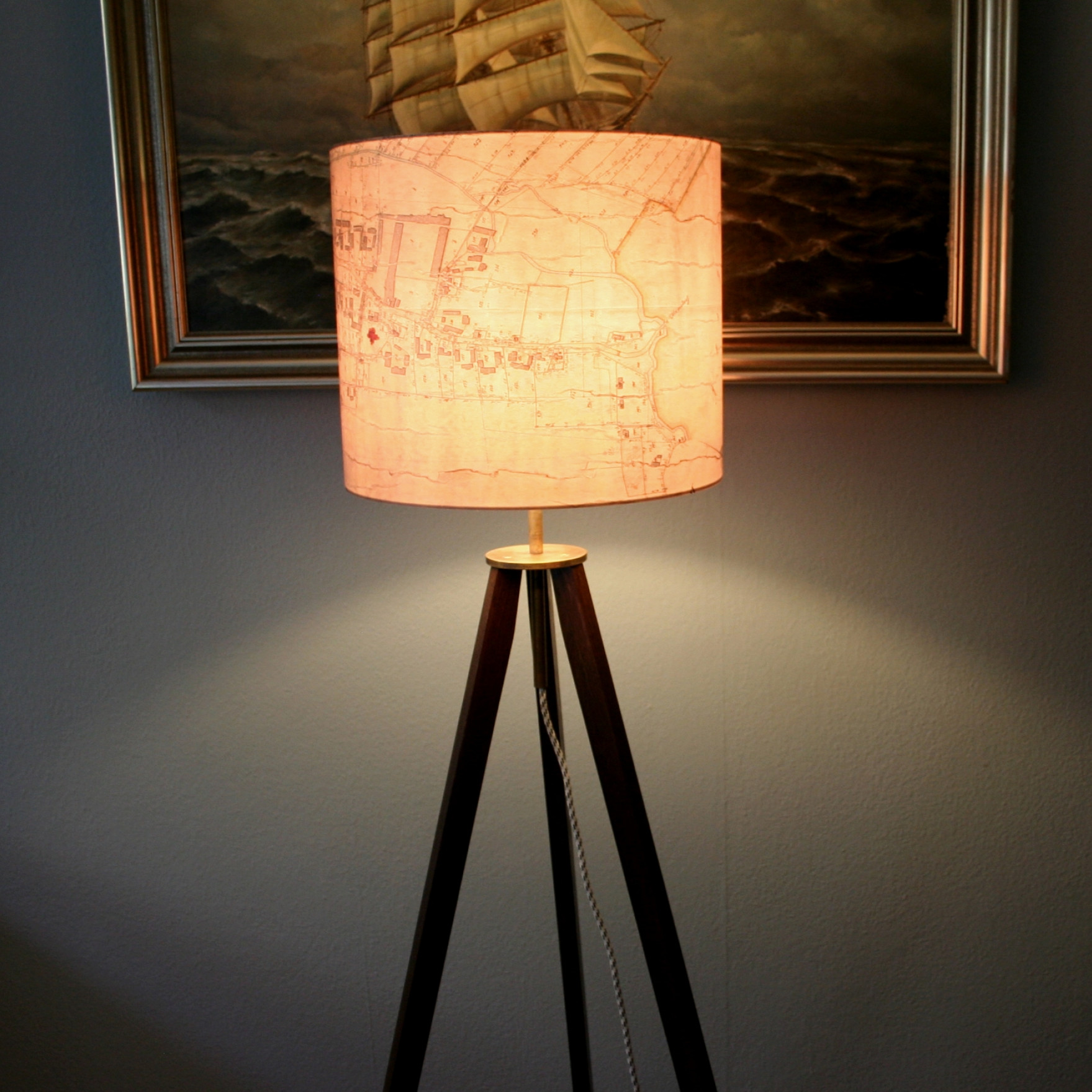 Tripodlampe Stehlampe Stativ Dreibein Messing antik Karte Holz