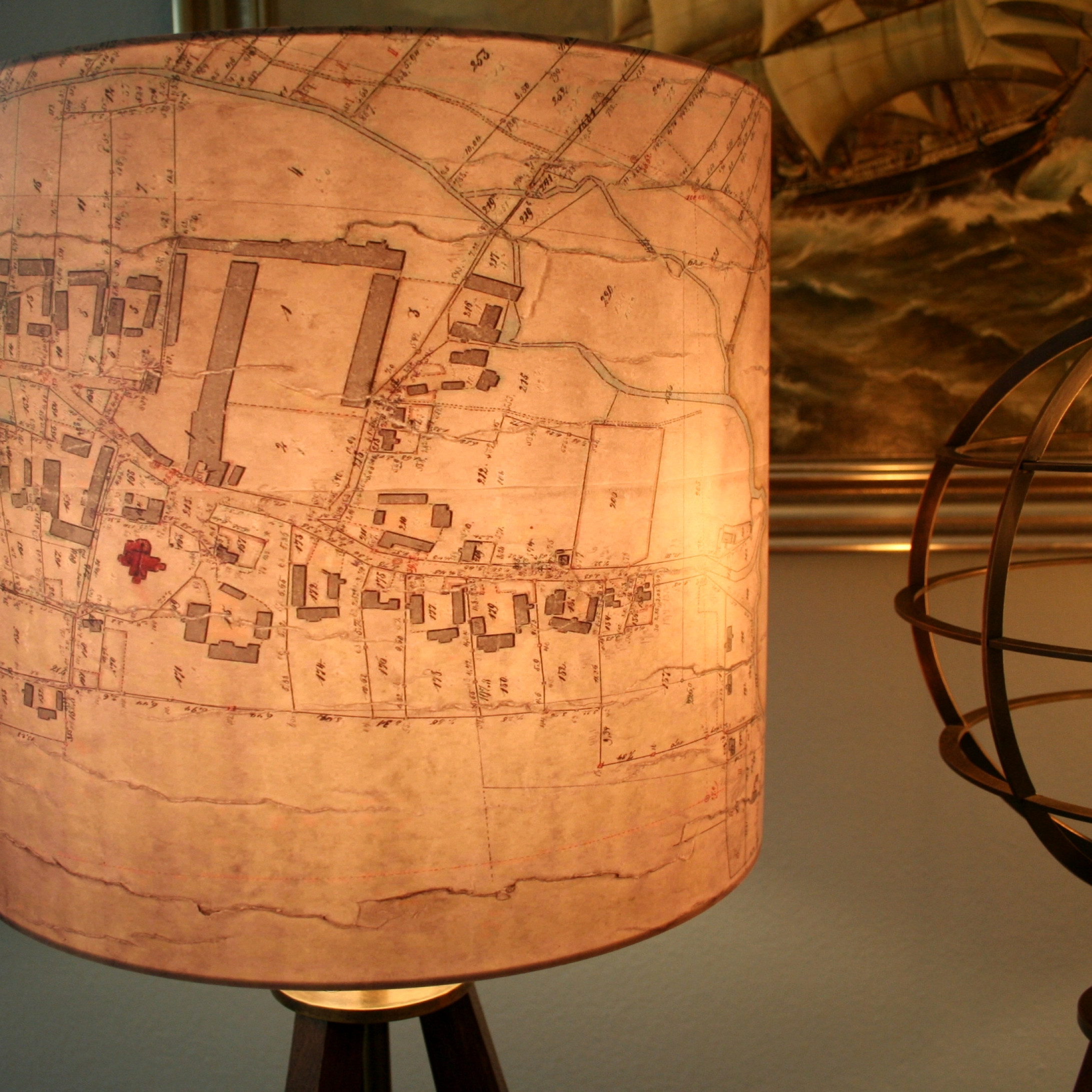 Tripod Stehlampe mit warmen gemütlichen Licht Messing antik Vintage