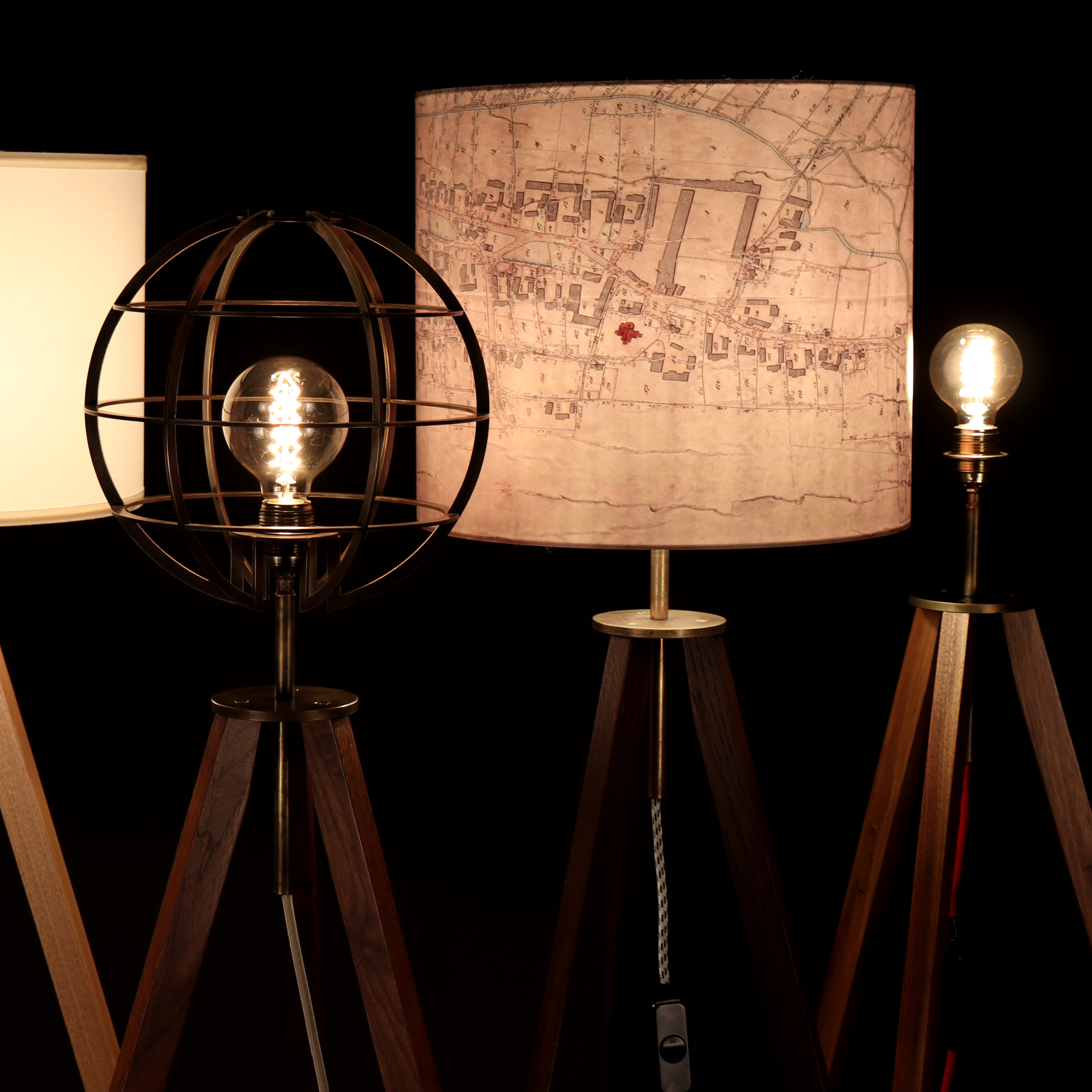 Stehlampen Tripod Massivholz Messing Design retro antik Bauhaus Stil Eiche