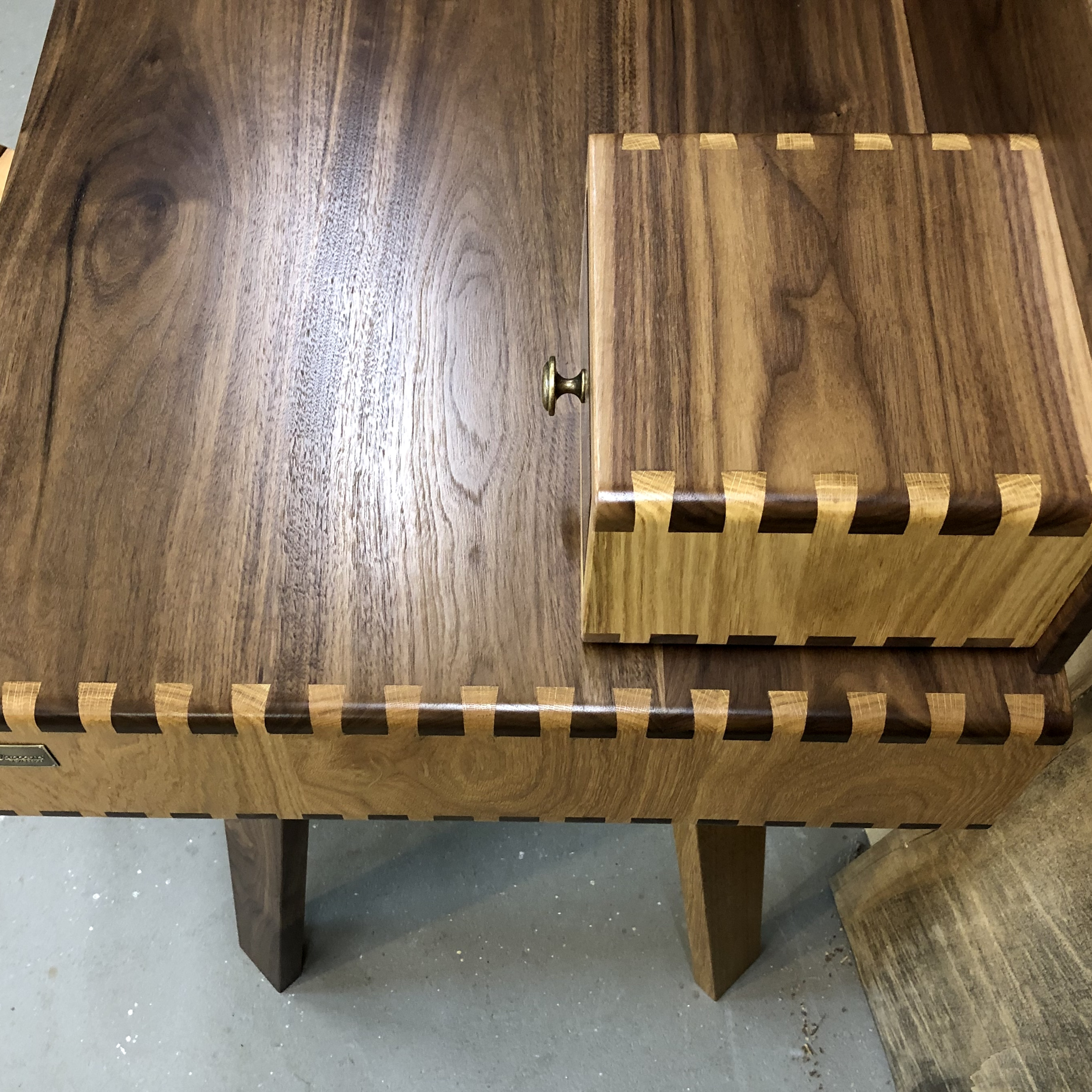 Schreibtisch braun Holz Nussbaum Eiche massiv Schublade Maserung