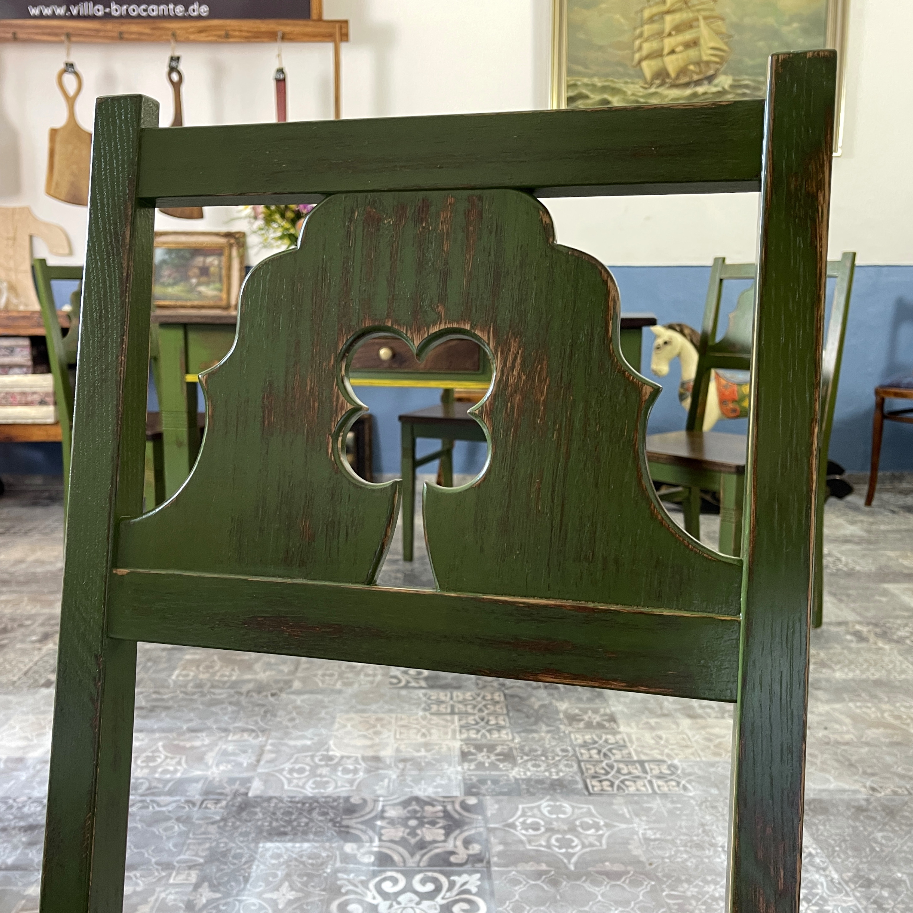 Holzstuhl antik rustikal Eiche grün Vintage massiv verzierte Lehne