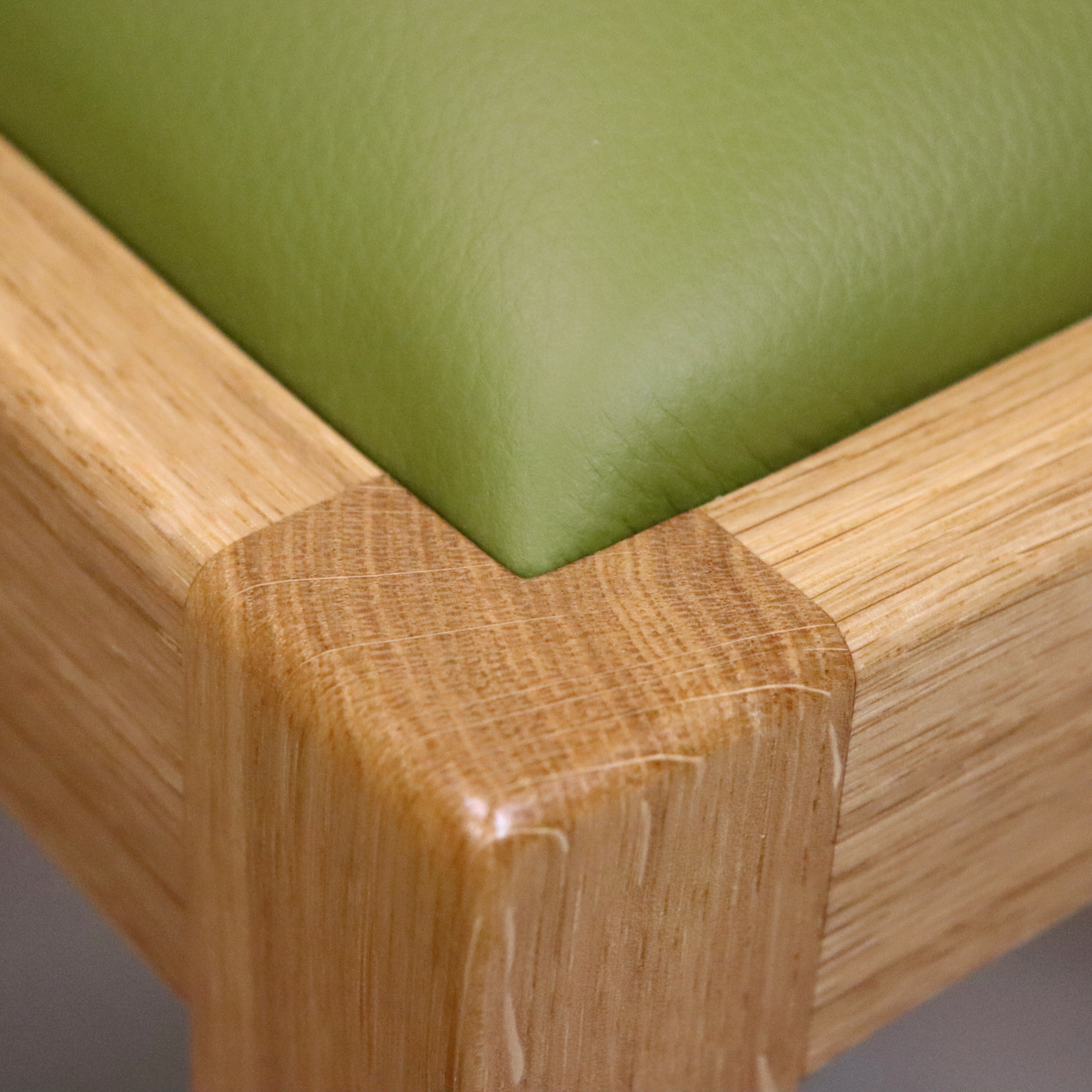 Holzstuhl massive Eiche braun Leder grün Handarbeit