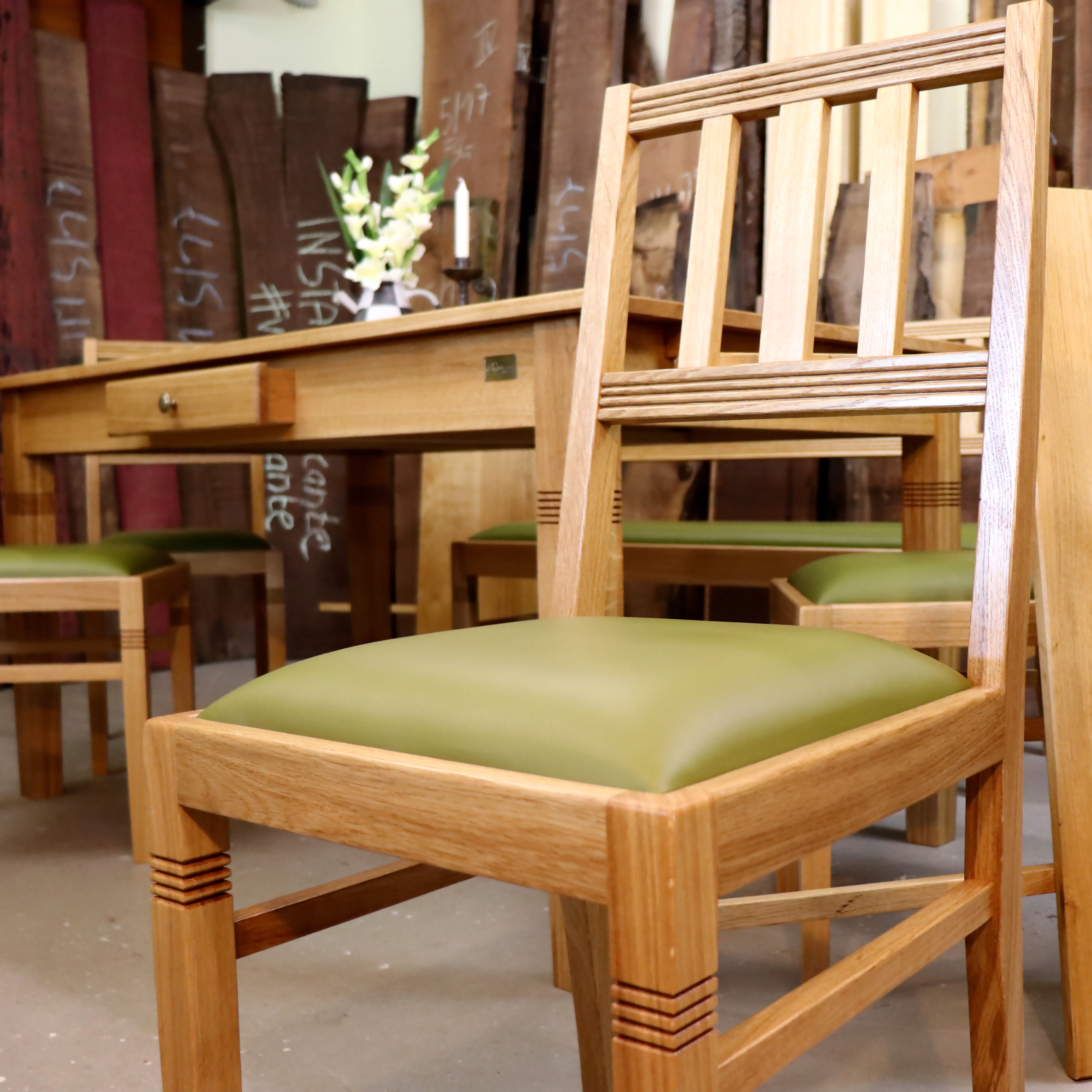 Stuhl Sitzfläche Leder grün Polster Eiche Holz Handarbeit auf Maß