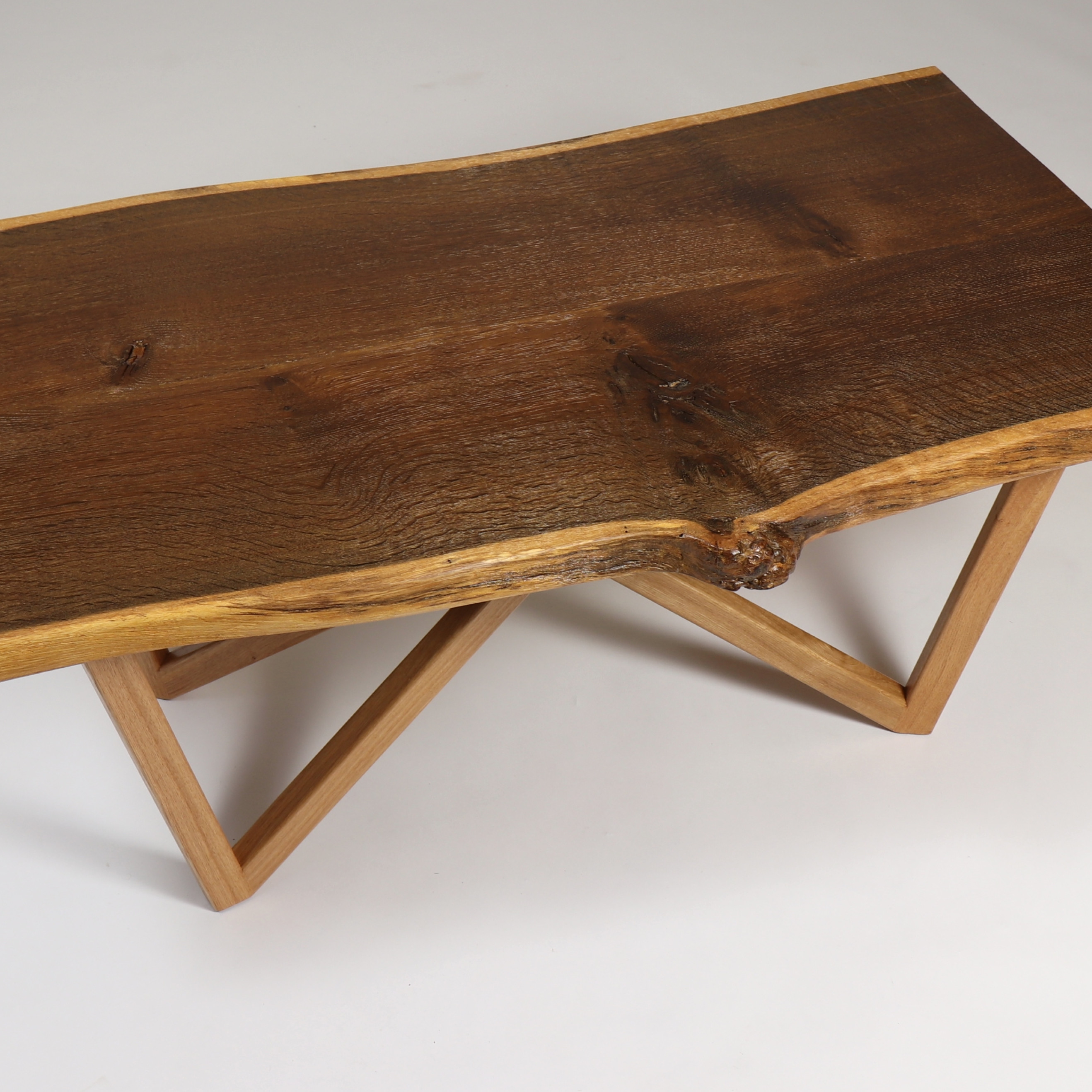 Couchtisch Eichenholz dunkel Baumkante Leipzig Design