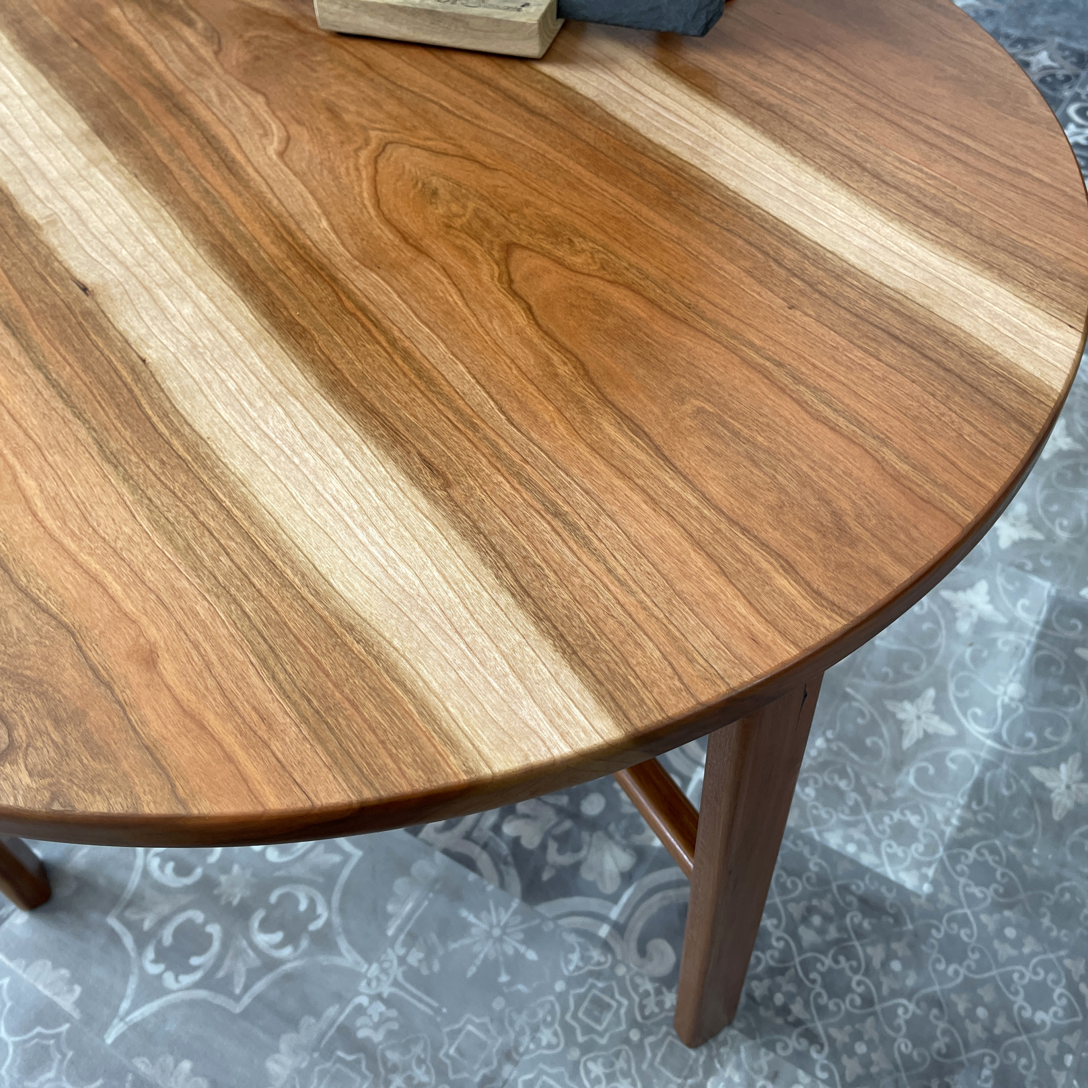 runder Couchtisch mit gestreifter Platte Kirschbaum gelb orange Natur