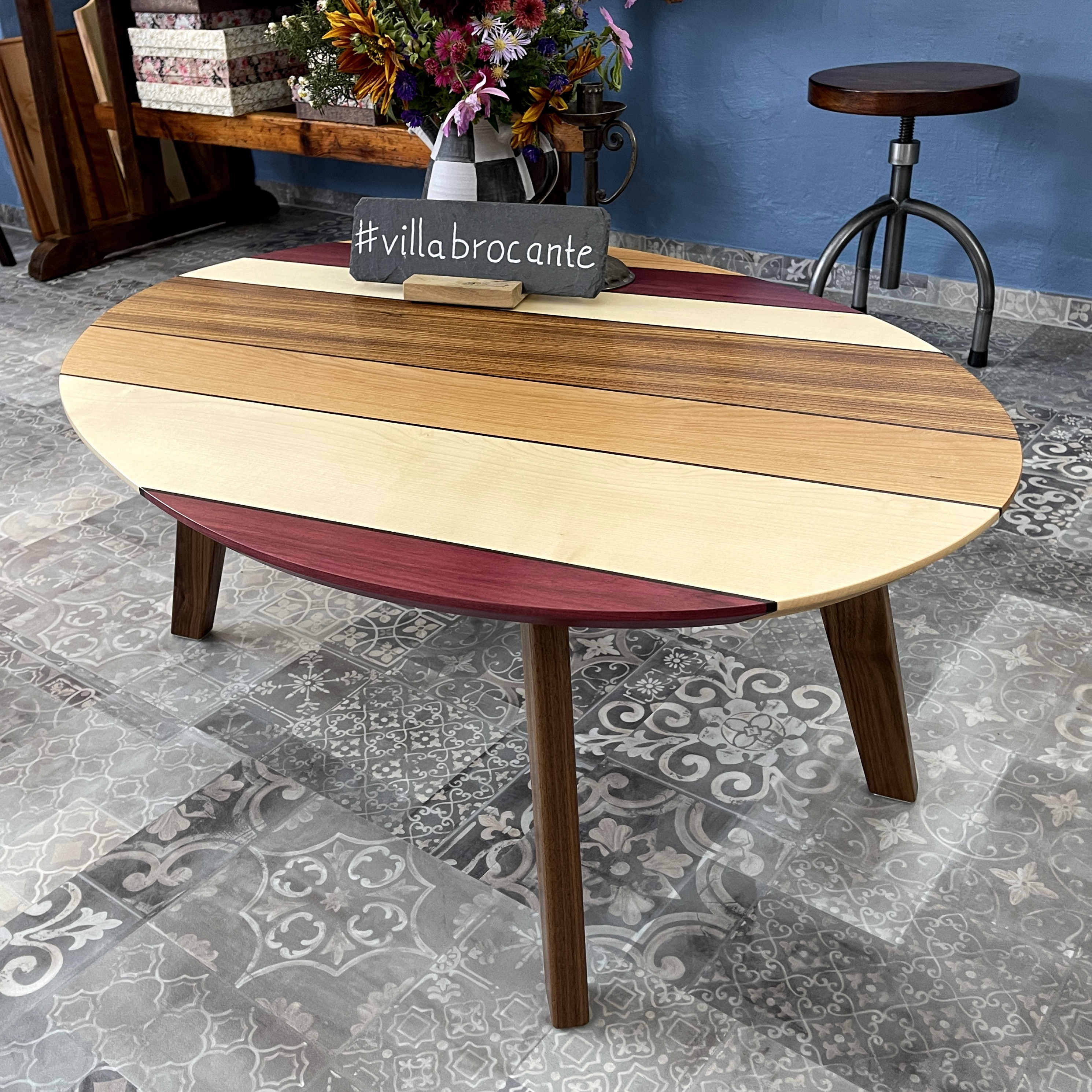 Couchtisch edel massiv Holz Amaranth Nussbaum Ellipse bunt Design