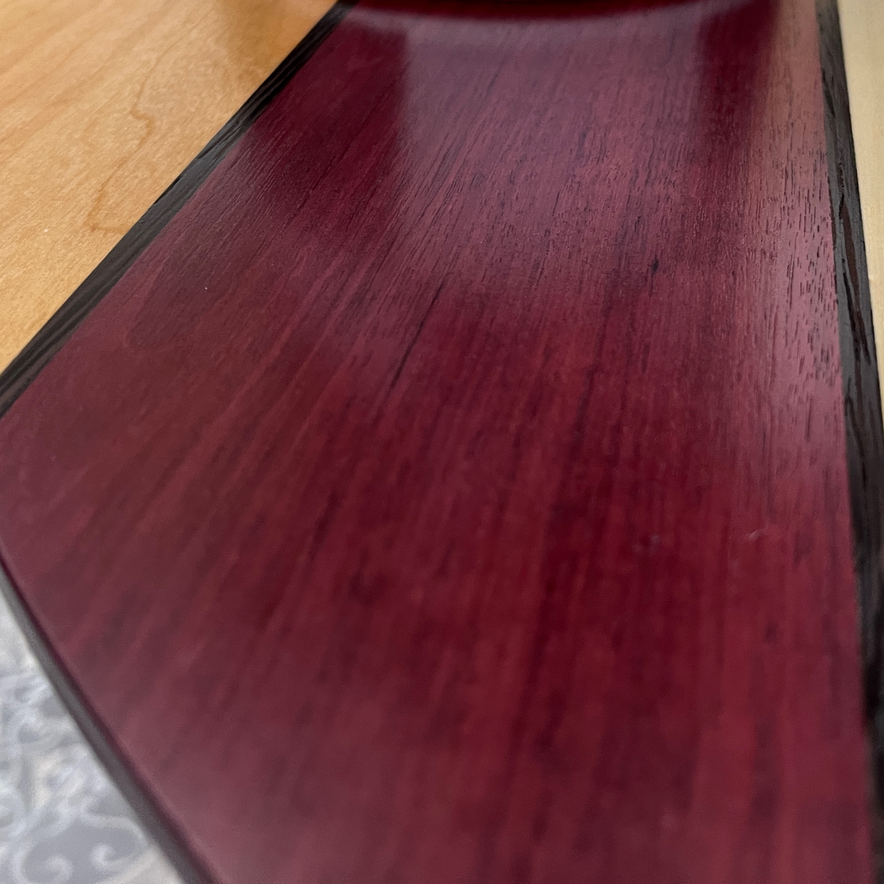 Couchtisch Ellipse Amaranth Holz edel lila Design schwarz Leipzig weiß