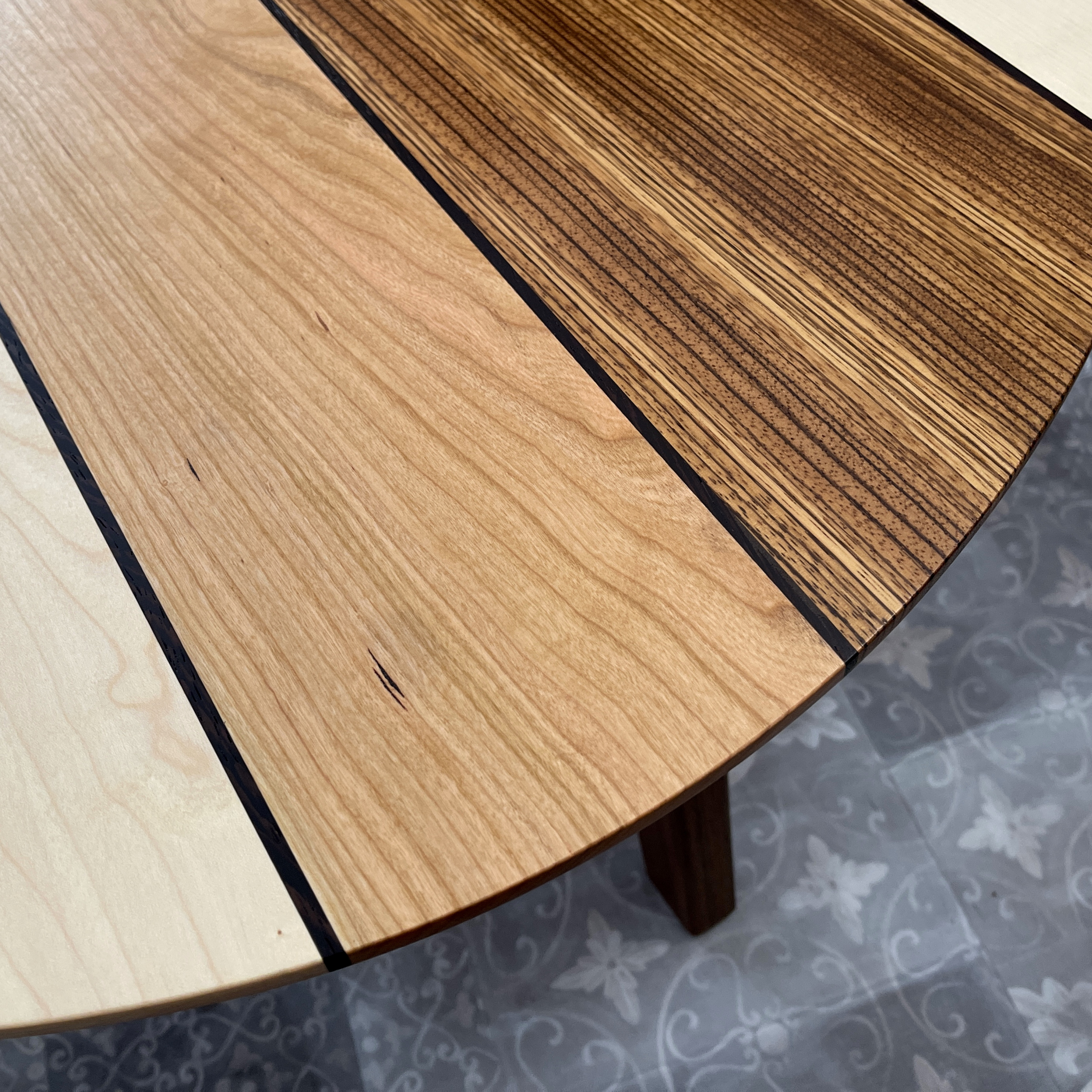 Couchtisch Ellipse Kirsch Holz Zebrano Wenge schwarz Streifen Design