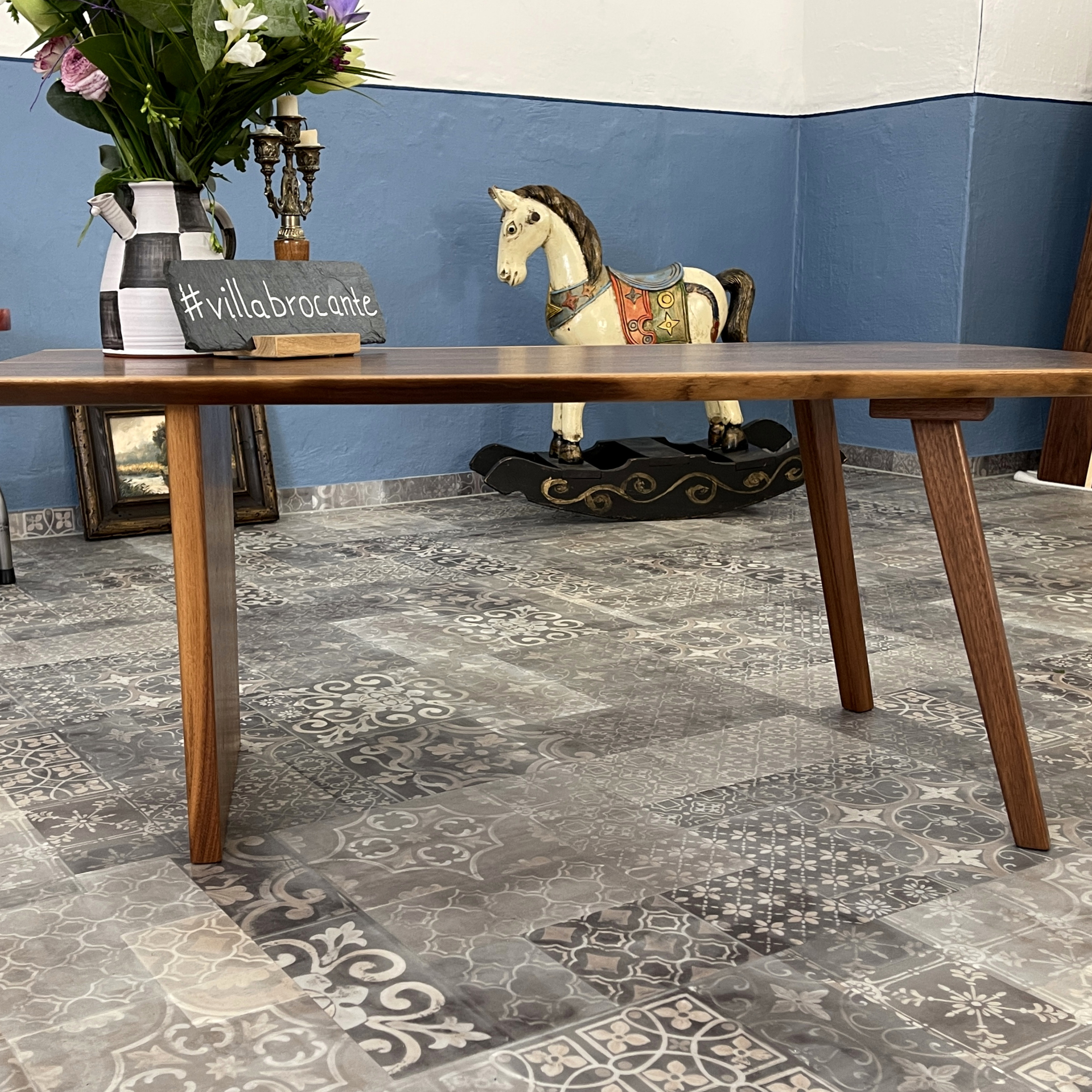 Couchtisch Nussbaum Holz schwebend elegant minimalistisch japanischer Stil Nakashima