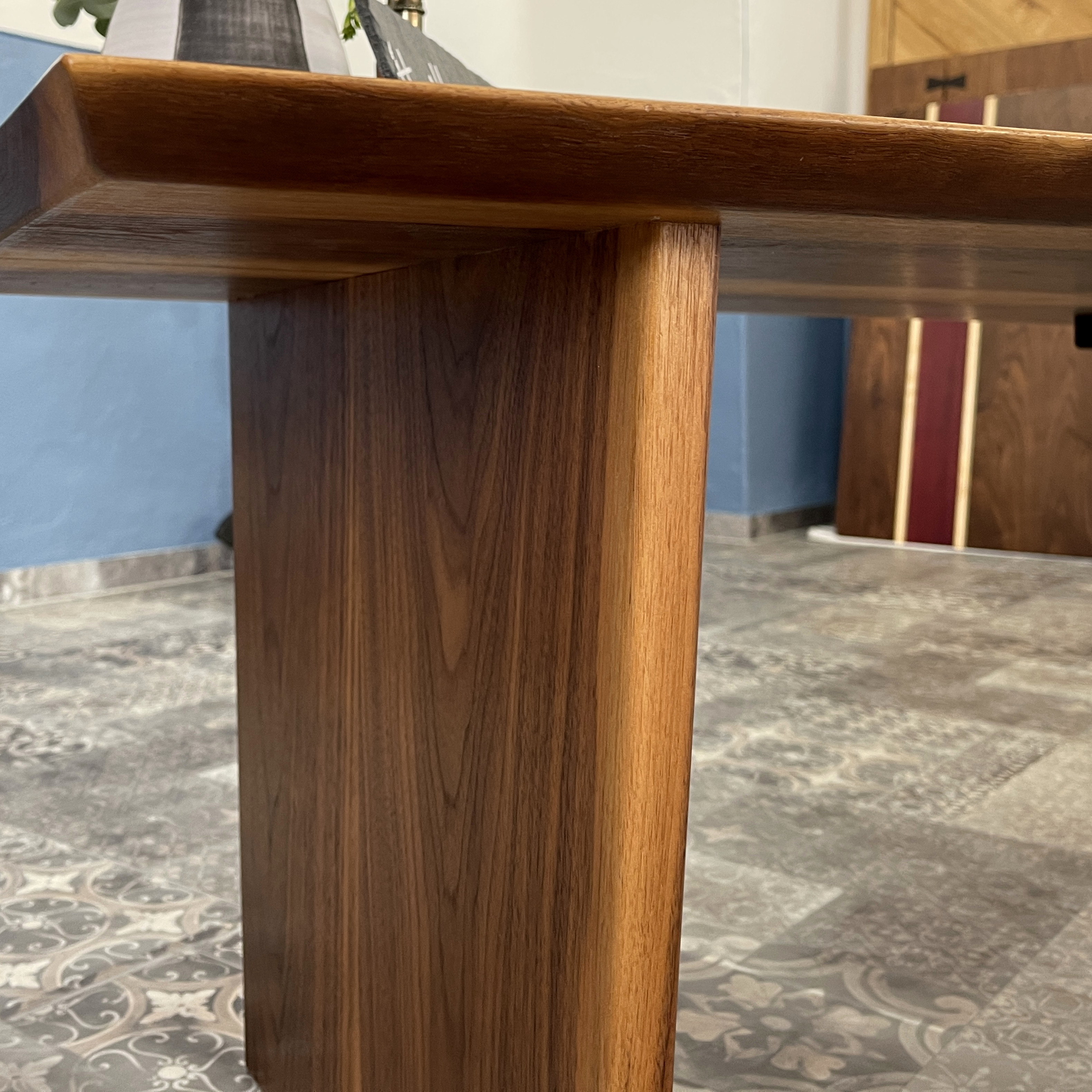 Couchtisch Nussbaum Holz schwebend schweizer Kante Design dunkel edel Leipzig