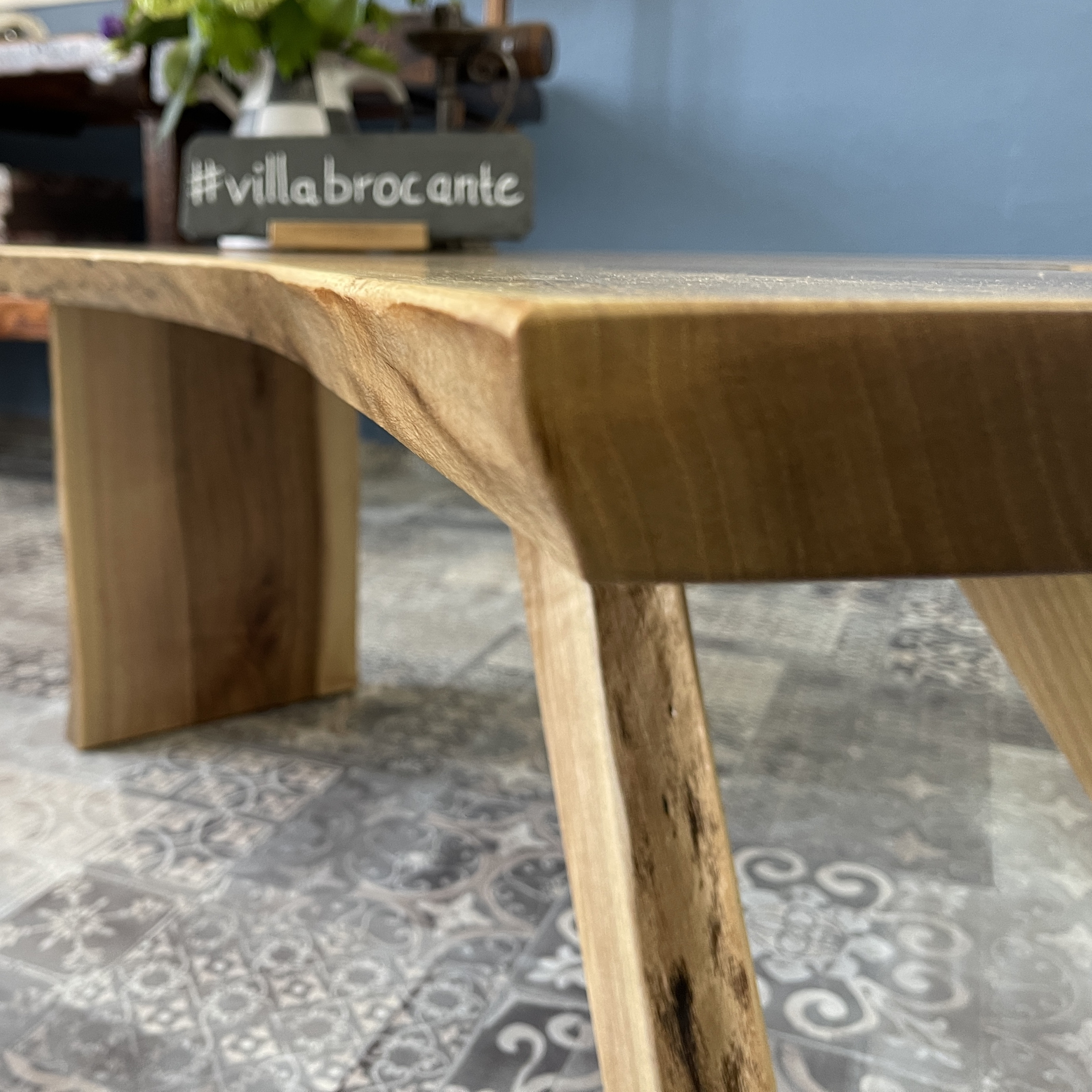 Couchtisch aus Massivholz Baumkante Handwerk Design Stil