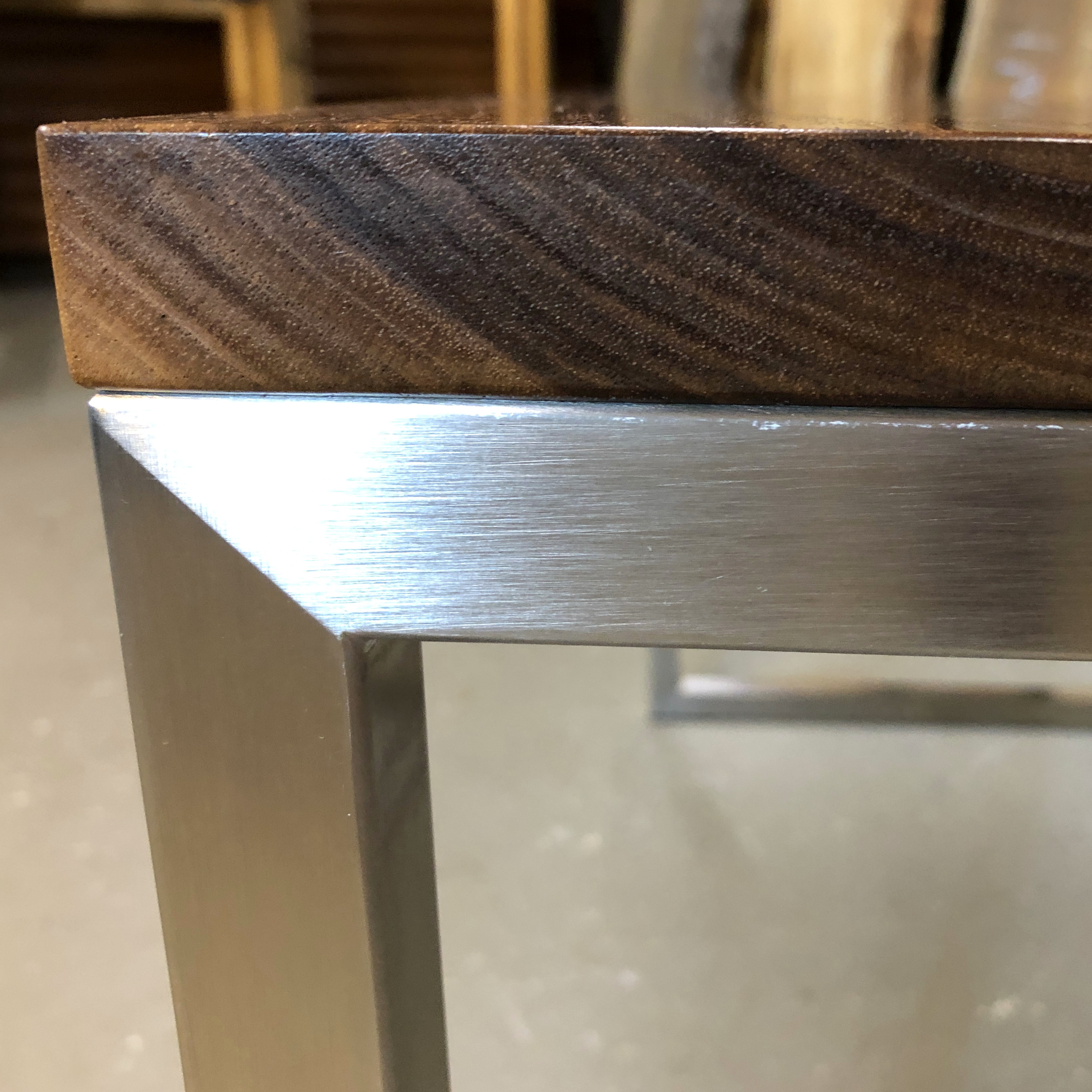 Couchtisch modern Nussbaum Holz Maßanfertigung Edelstahl