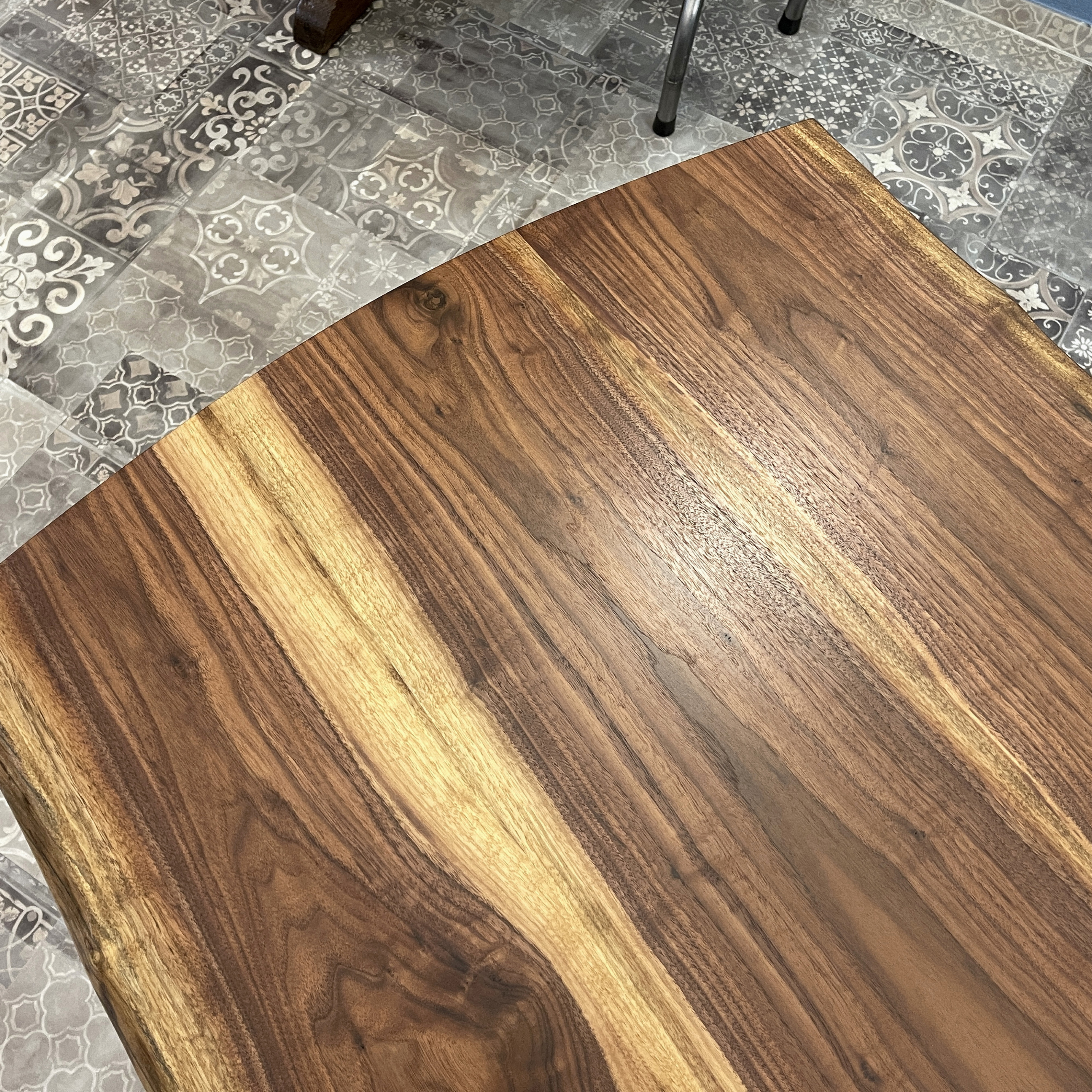 Couchtisch geschwungen Nussbaum Maßanfertigung braun Design Holz