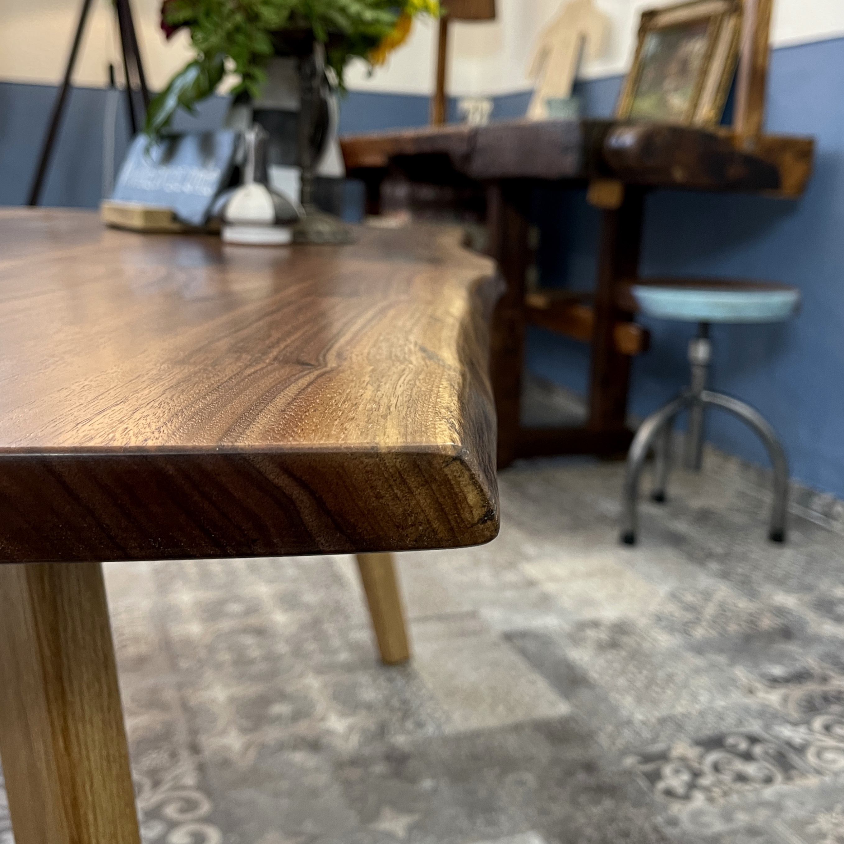 Couchtisch Leipzig Holz Nussbaum schwebendes Design Baumkante