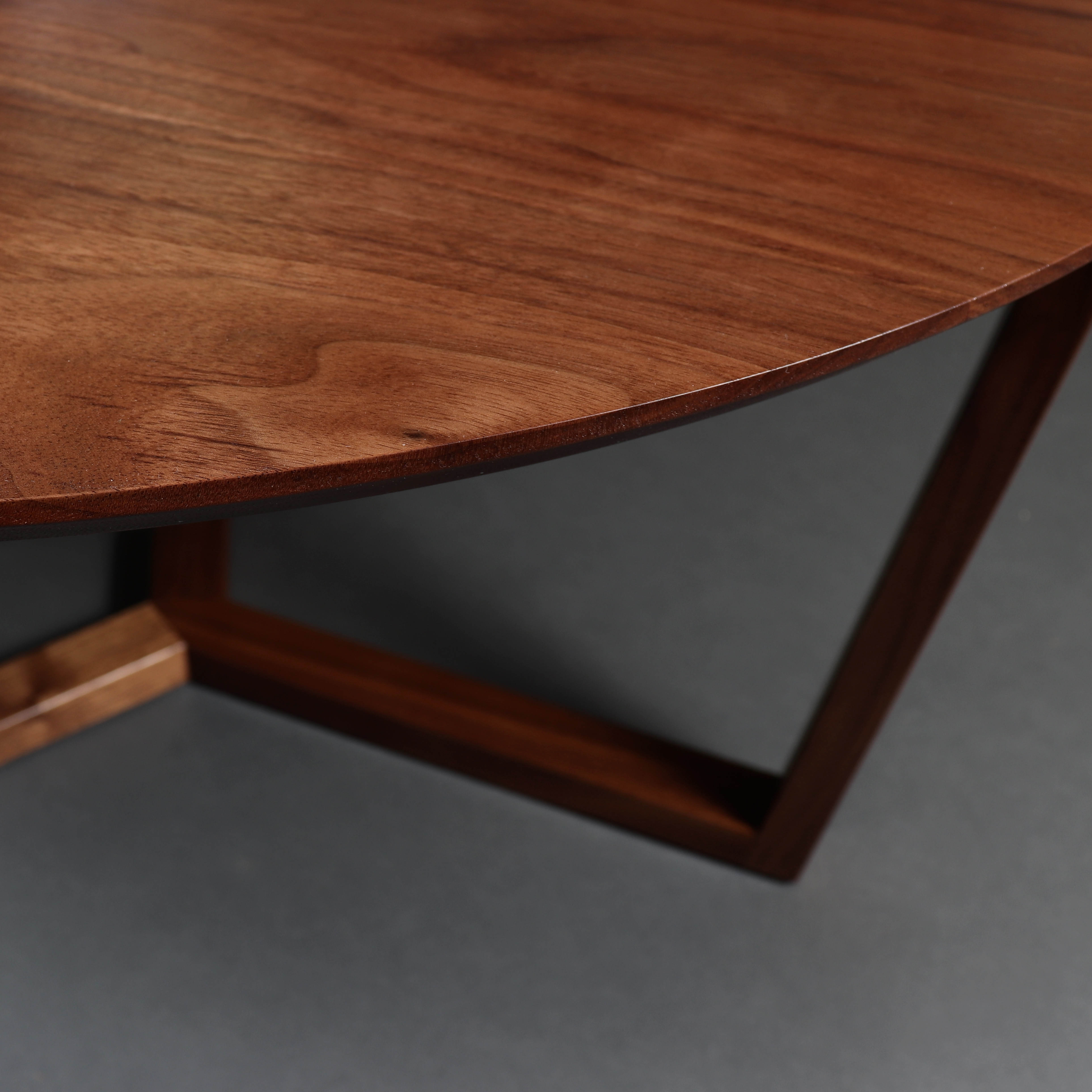 Couchtisch rund Nussbaumholz modern elegant Stil massiv