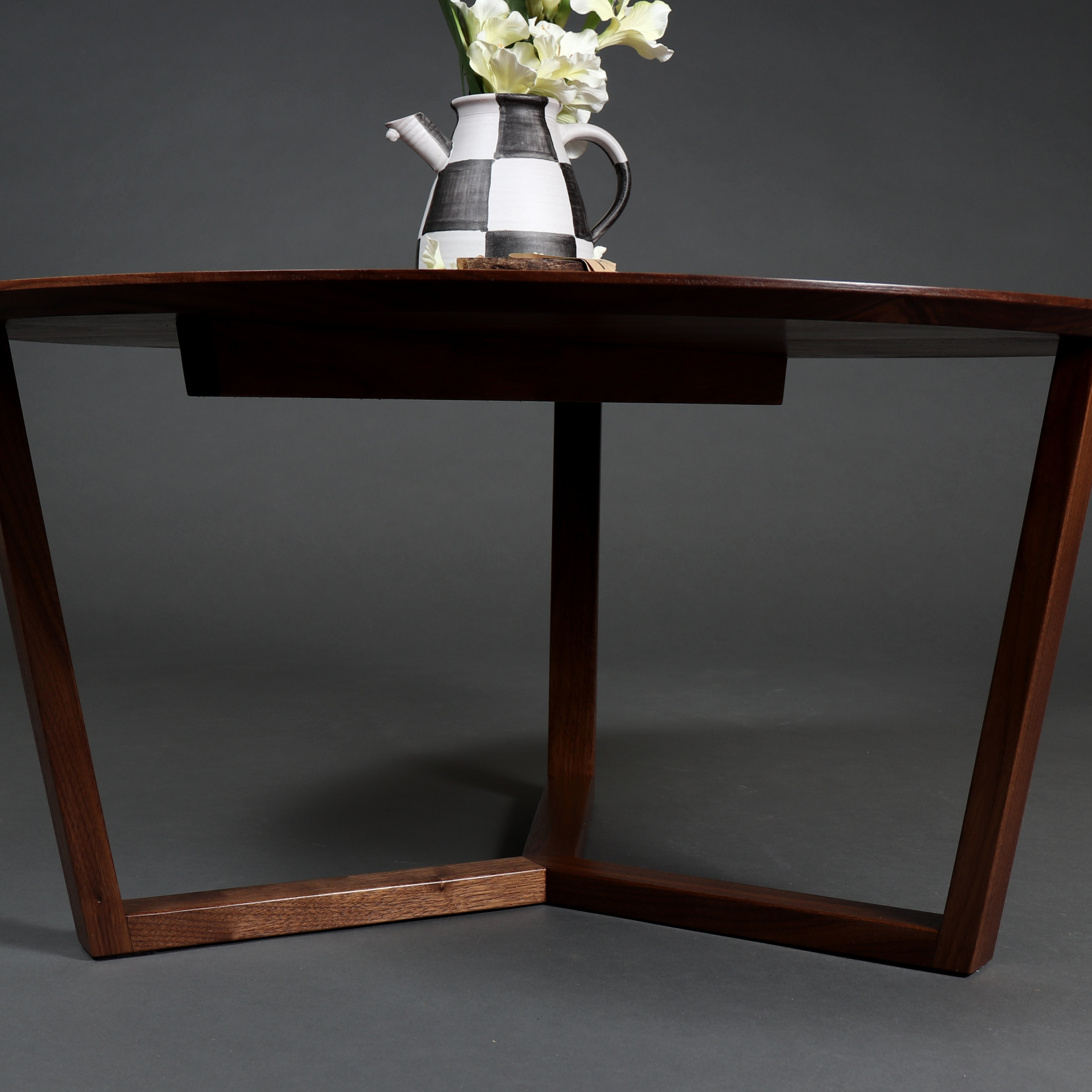 Couchtisch rund Nussbaum Holz massiv schweizer Kante Set