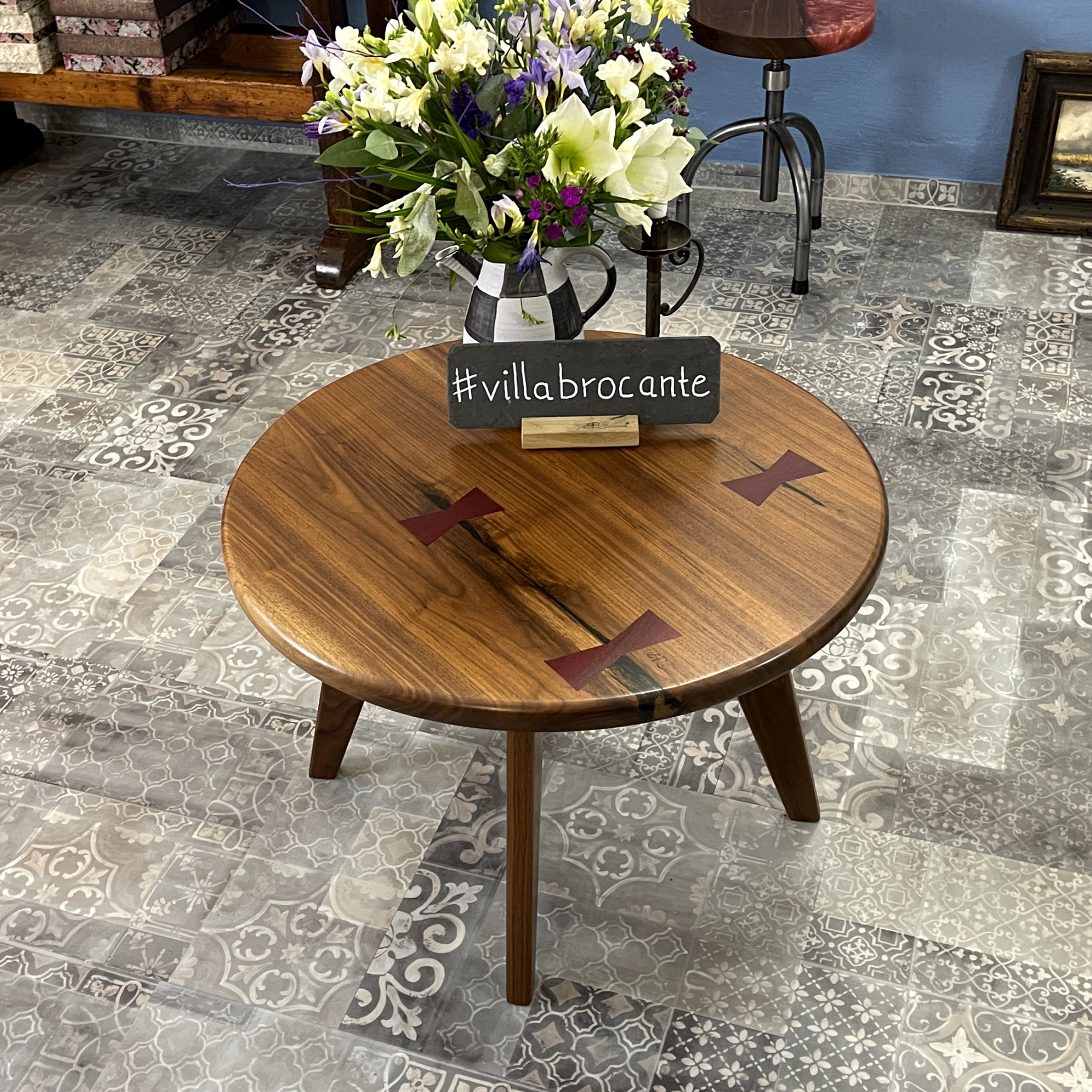 Couchtisch Nussbaum massiv Holz dunkelbraun schwarz Epoxidharz Design lila