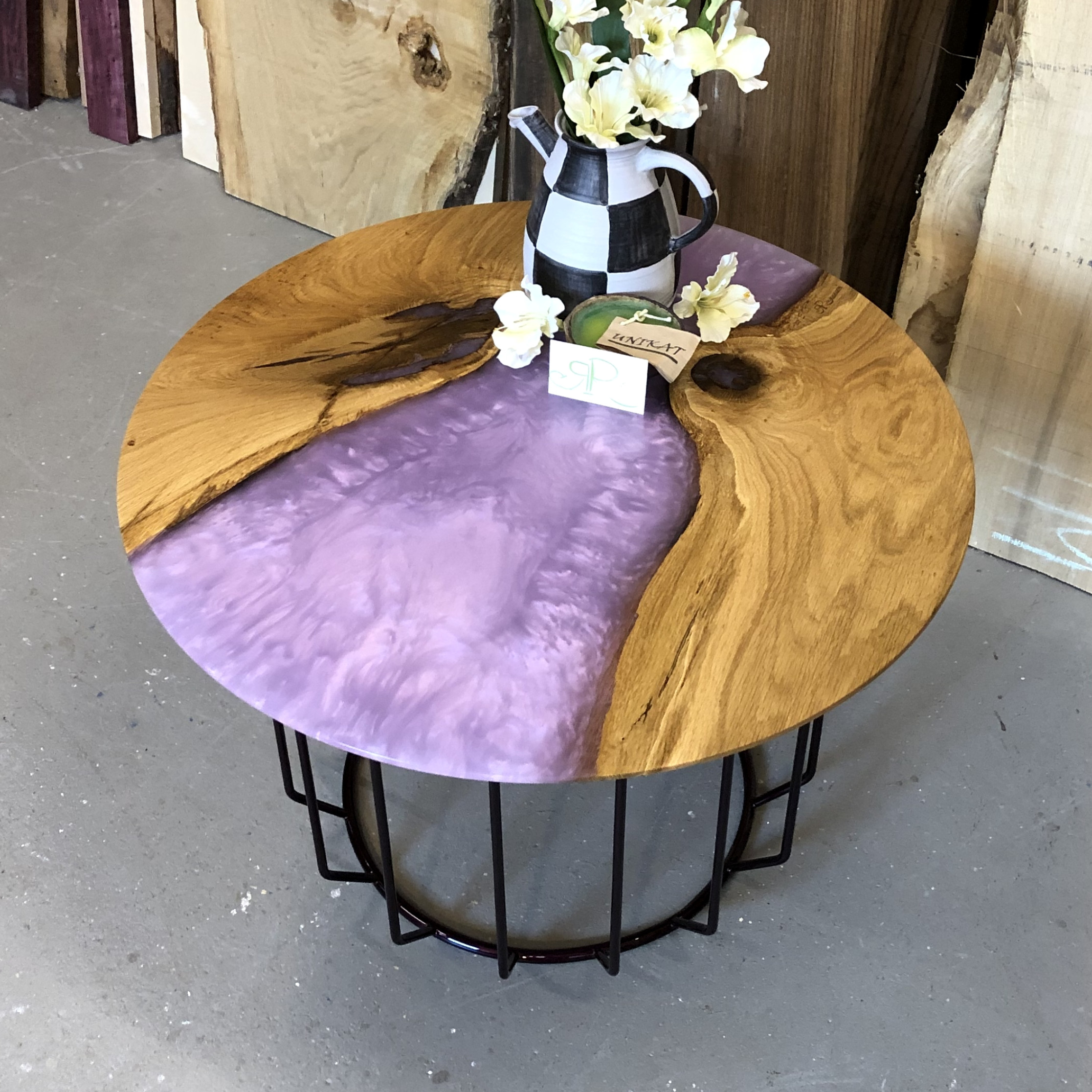 Couchtisch Eiche Massivholz rund Epoxidharz Mauve