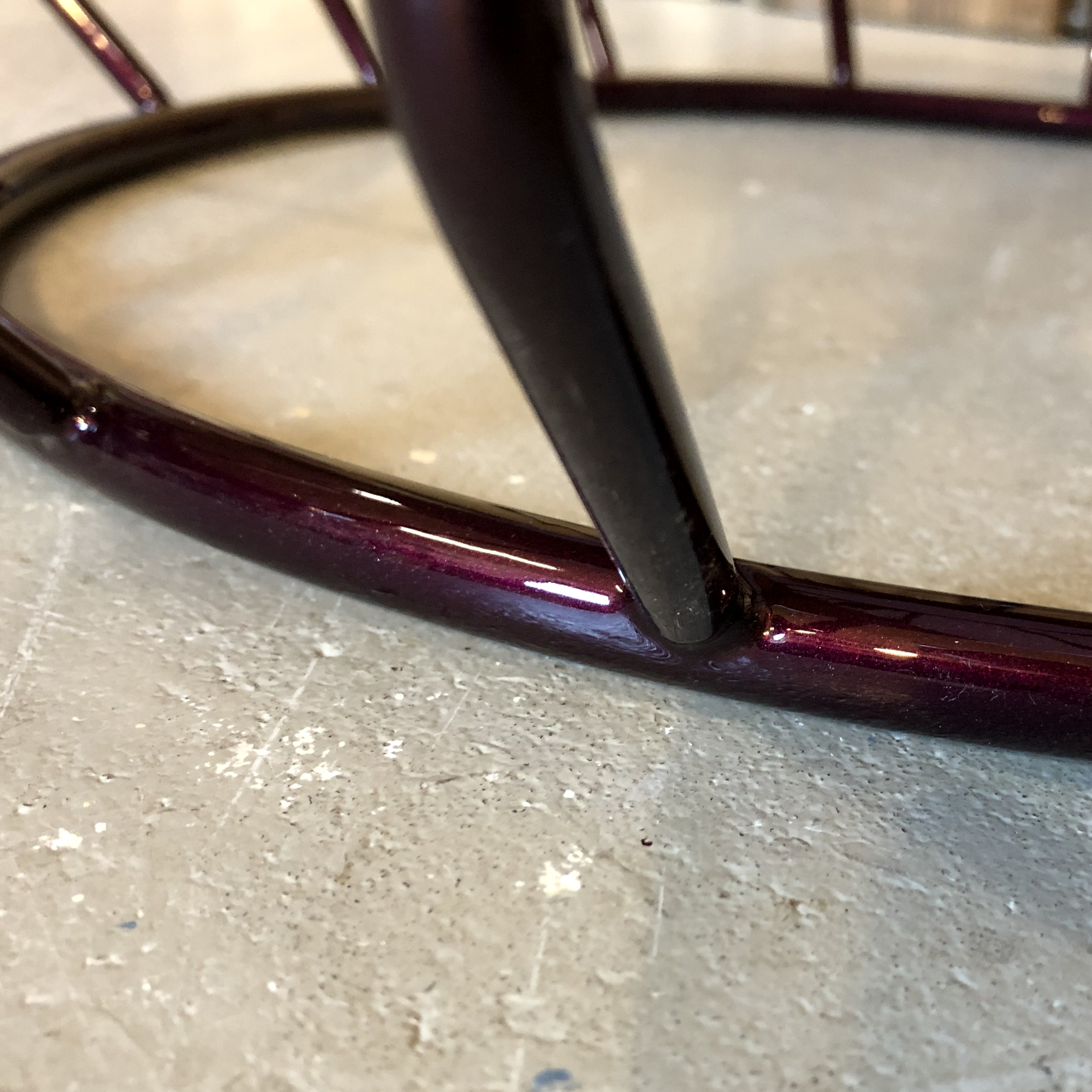 Couchtisch Stahl Design rund beerefarben Streben Mauve