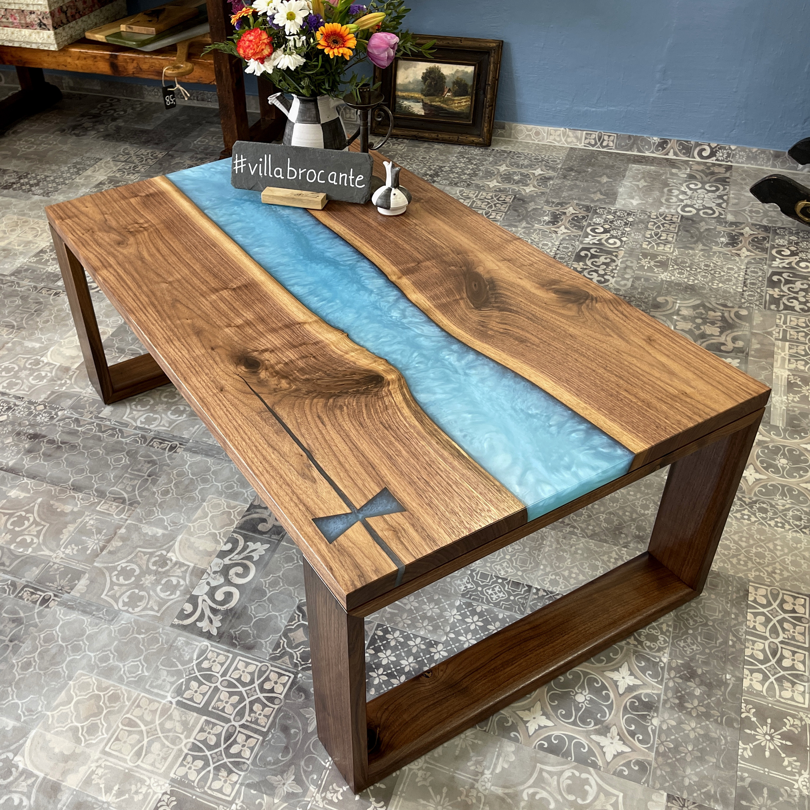 Couchtisch Epoxidharz Nussbaum Massivholz blau Design
