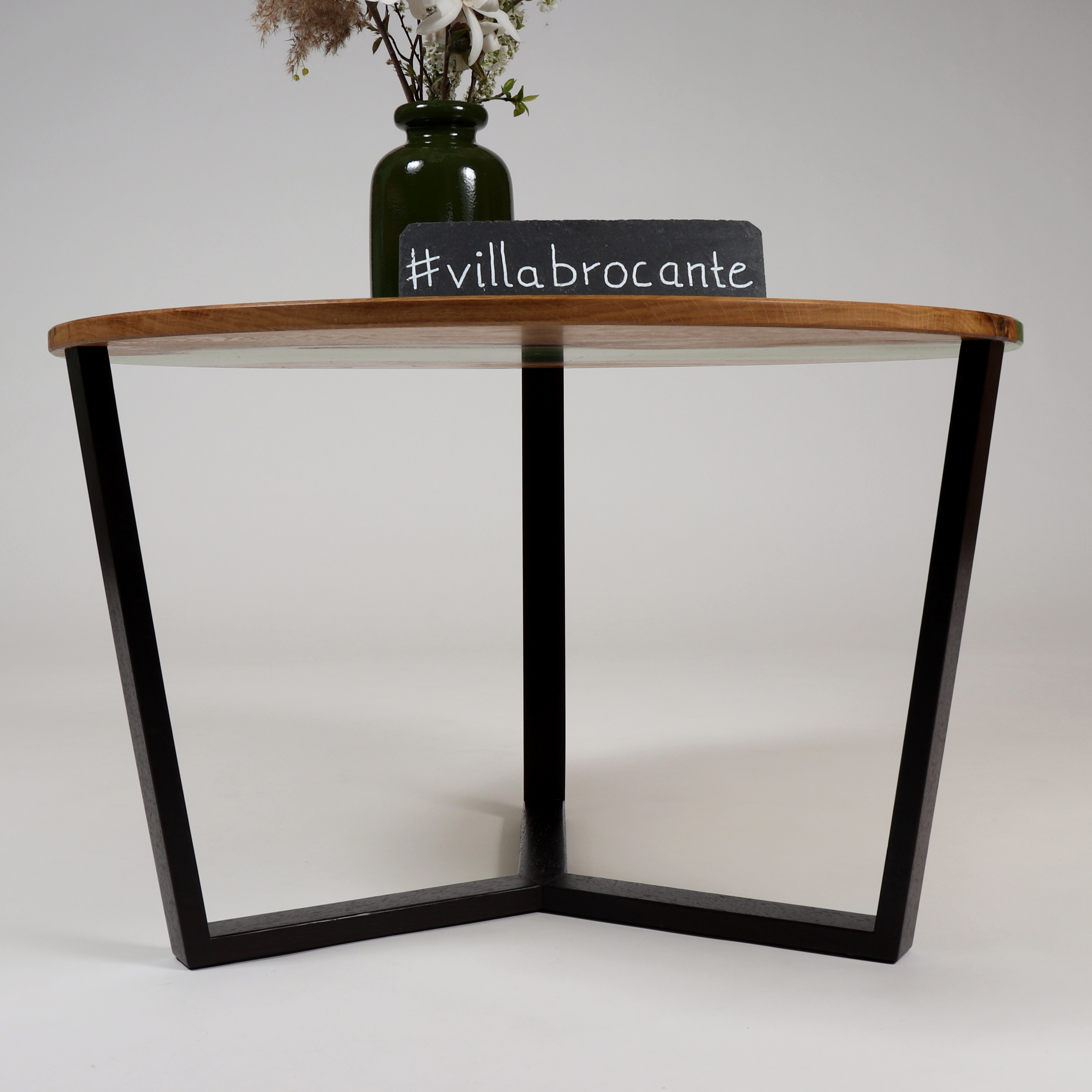 Couchtisch elegant schwarze Tripod Beine Epoxidharz