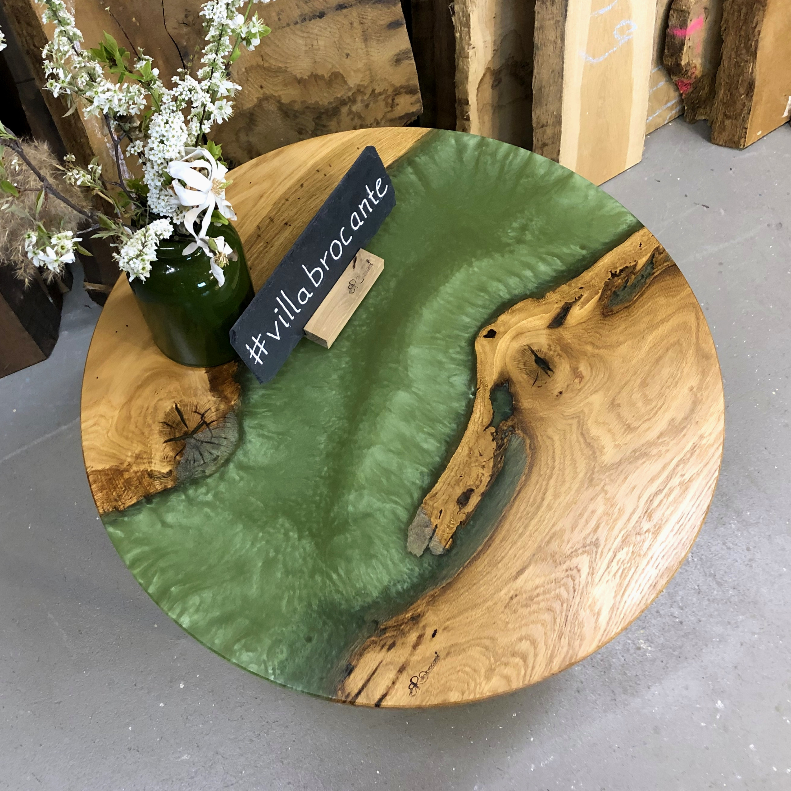 Epoxidharz Couchtisch aus Eiche Massivholz und gruenem Epoxidharz