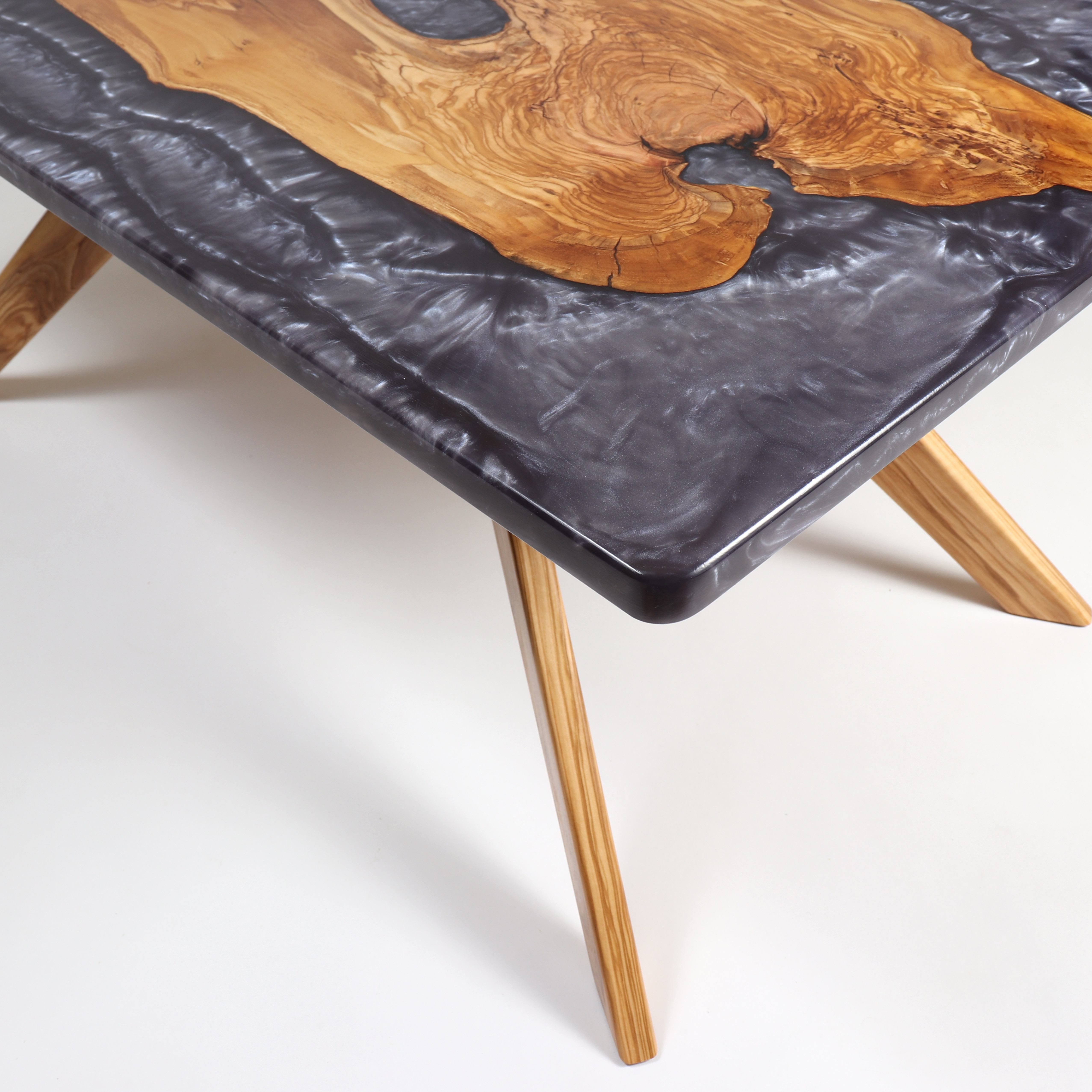 Couchtisch Massivholz Olive individuell Epoxidharz rustikal