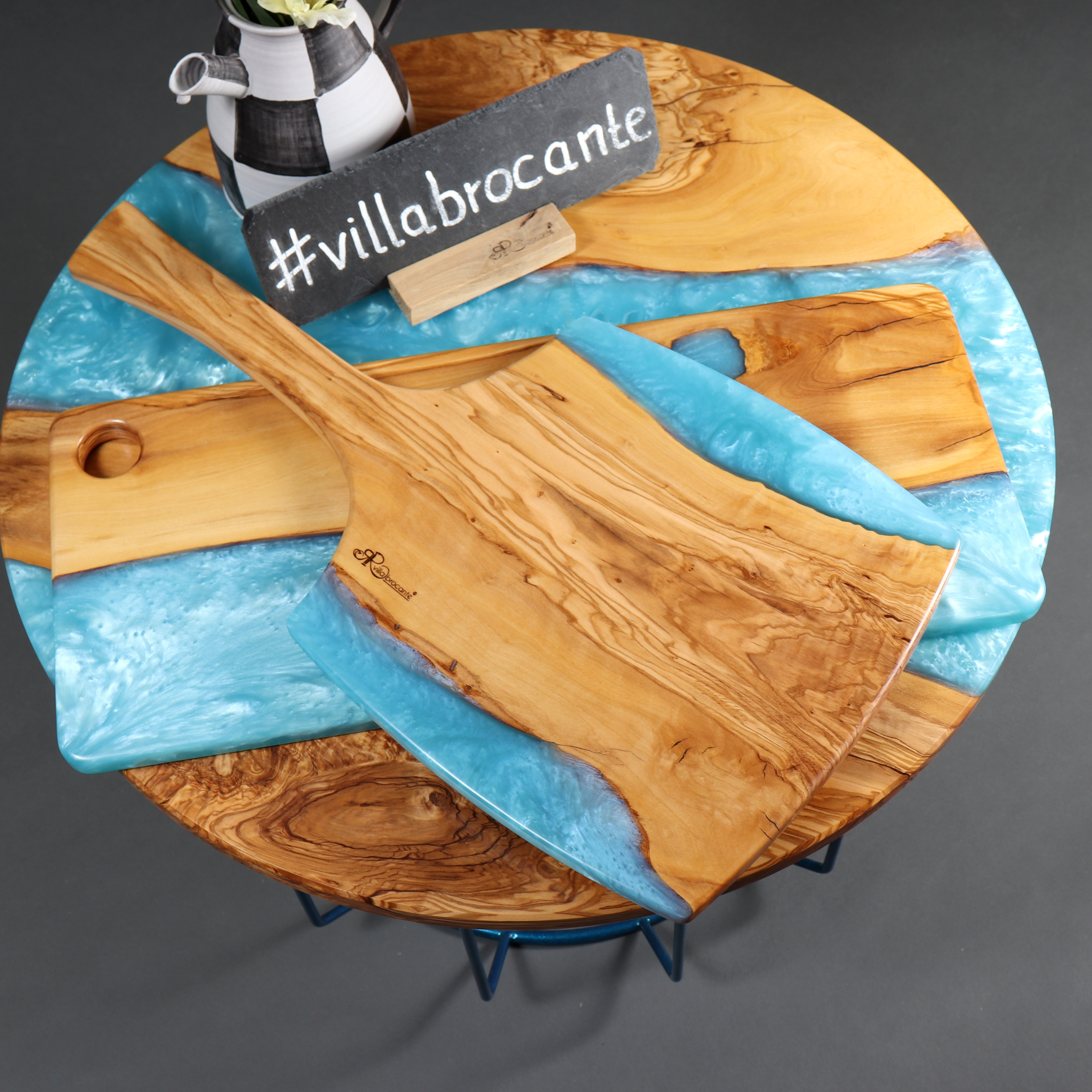 Couchtisch mit Küchenbrett Olivenholz Epoxidharz Set rund blau