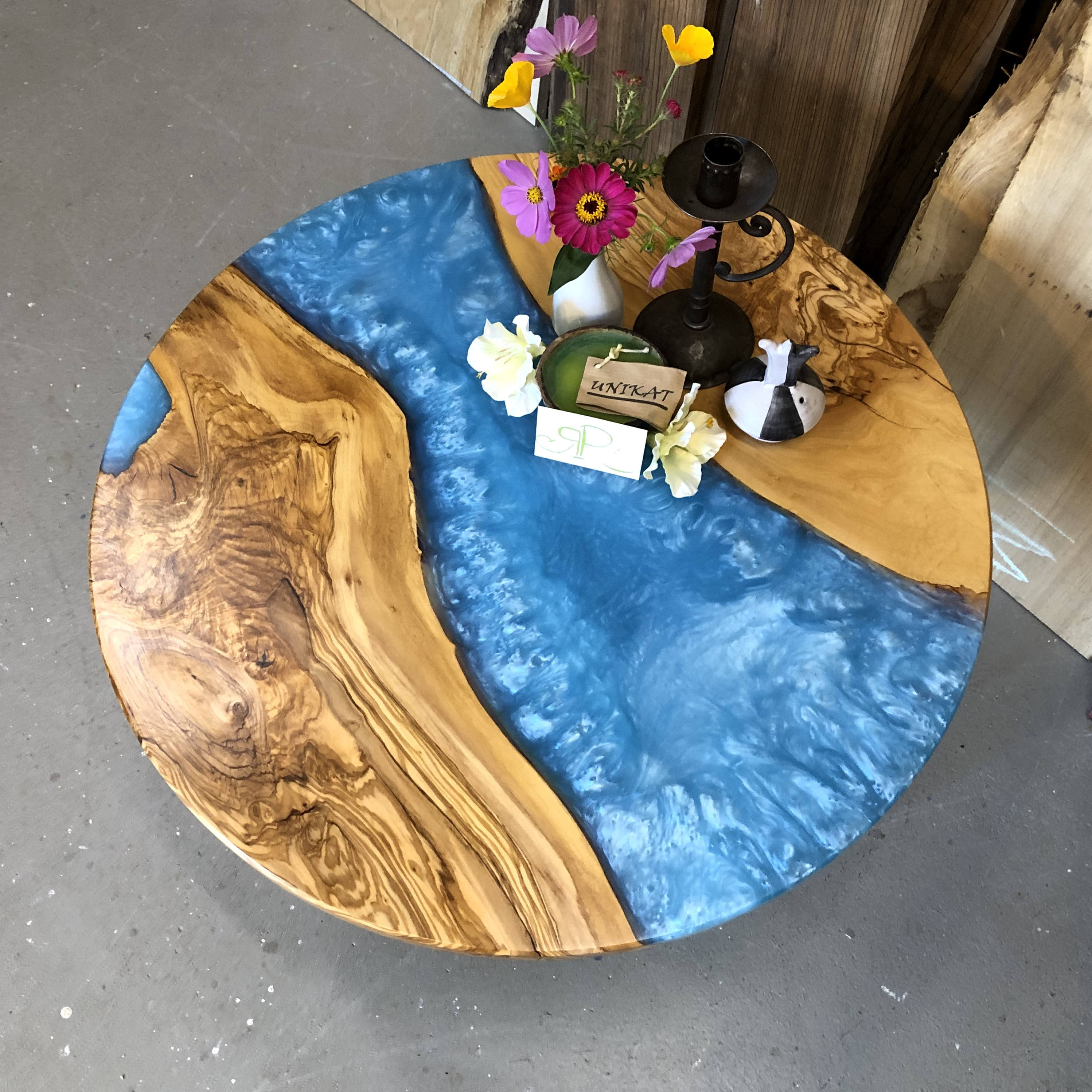Couchtisch rund Maserung Olive Holz Epoxidharz blau