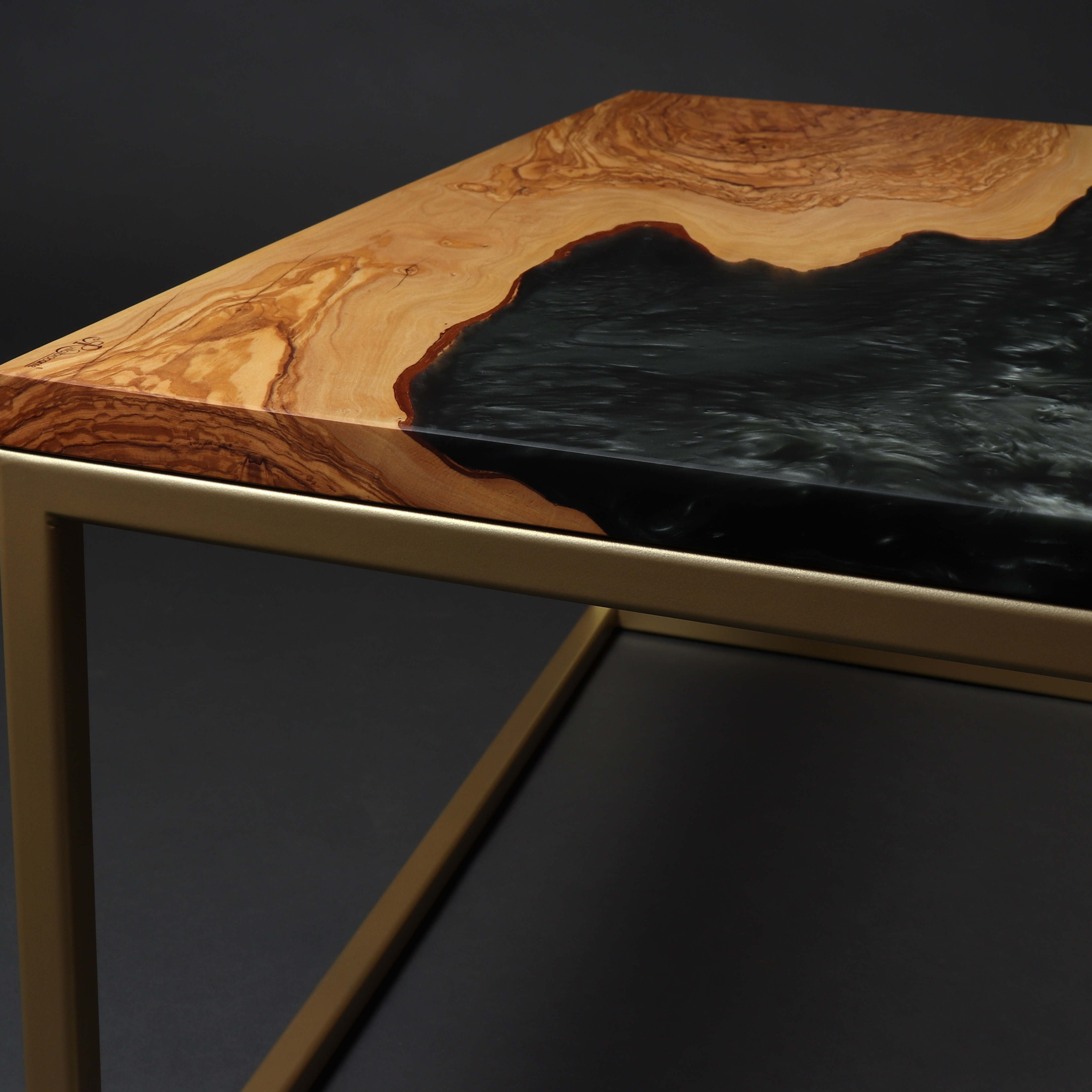 Couchtisch Massivholz Olive Epoxidharz Stahl gold Stil