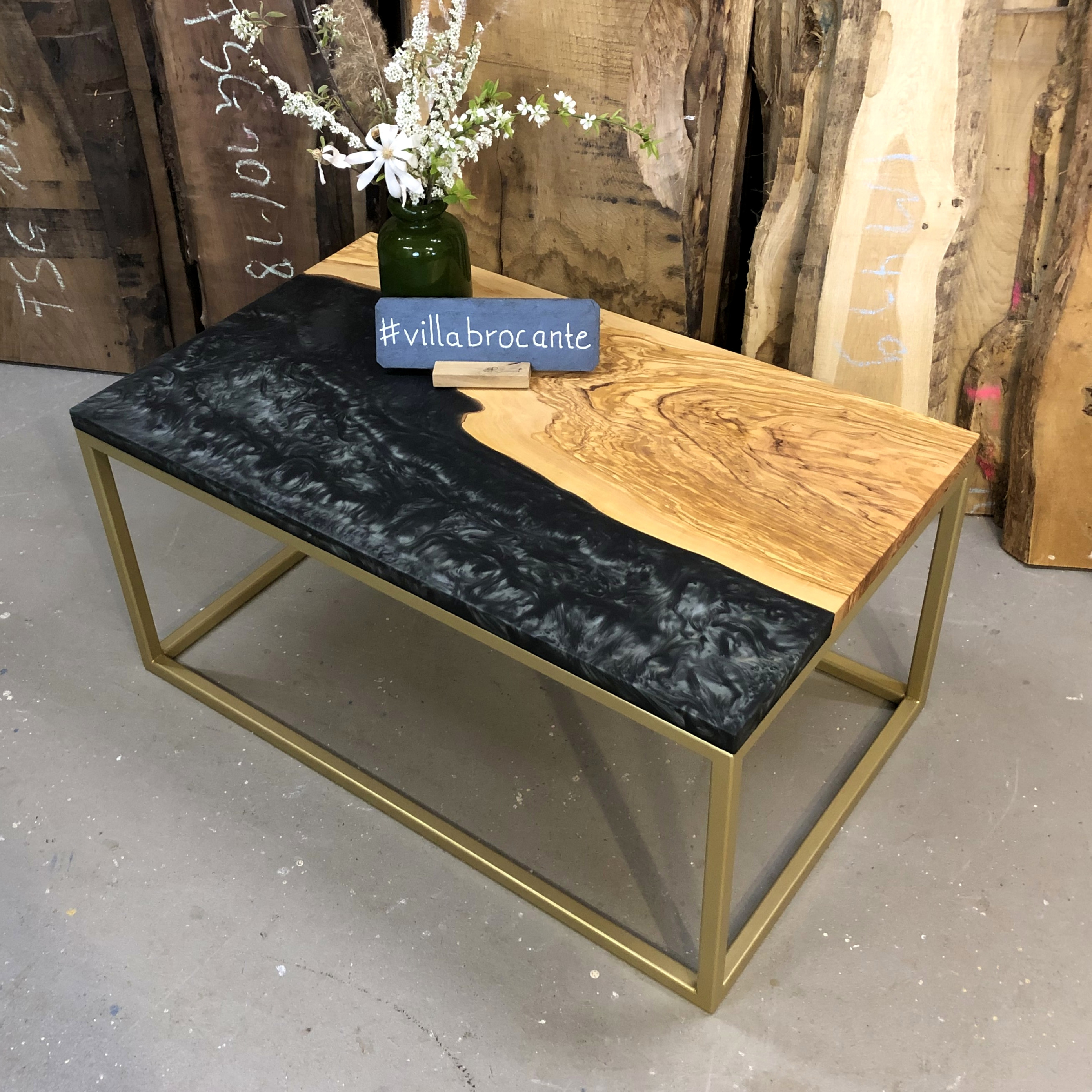 Couchtisch Unikat Design Olivenholz Epoxidharz gold modern