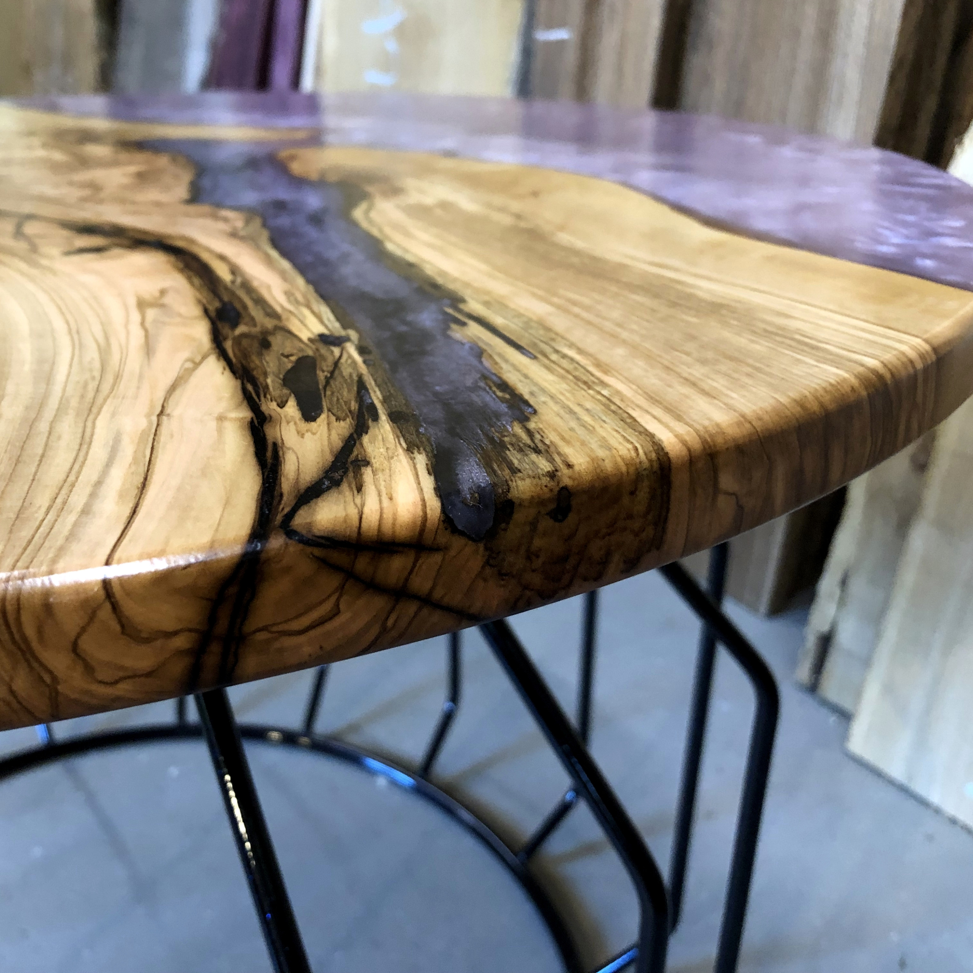 Couchtisch Olivenholz Epoxidharz villa-brocante Designer