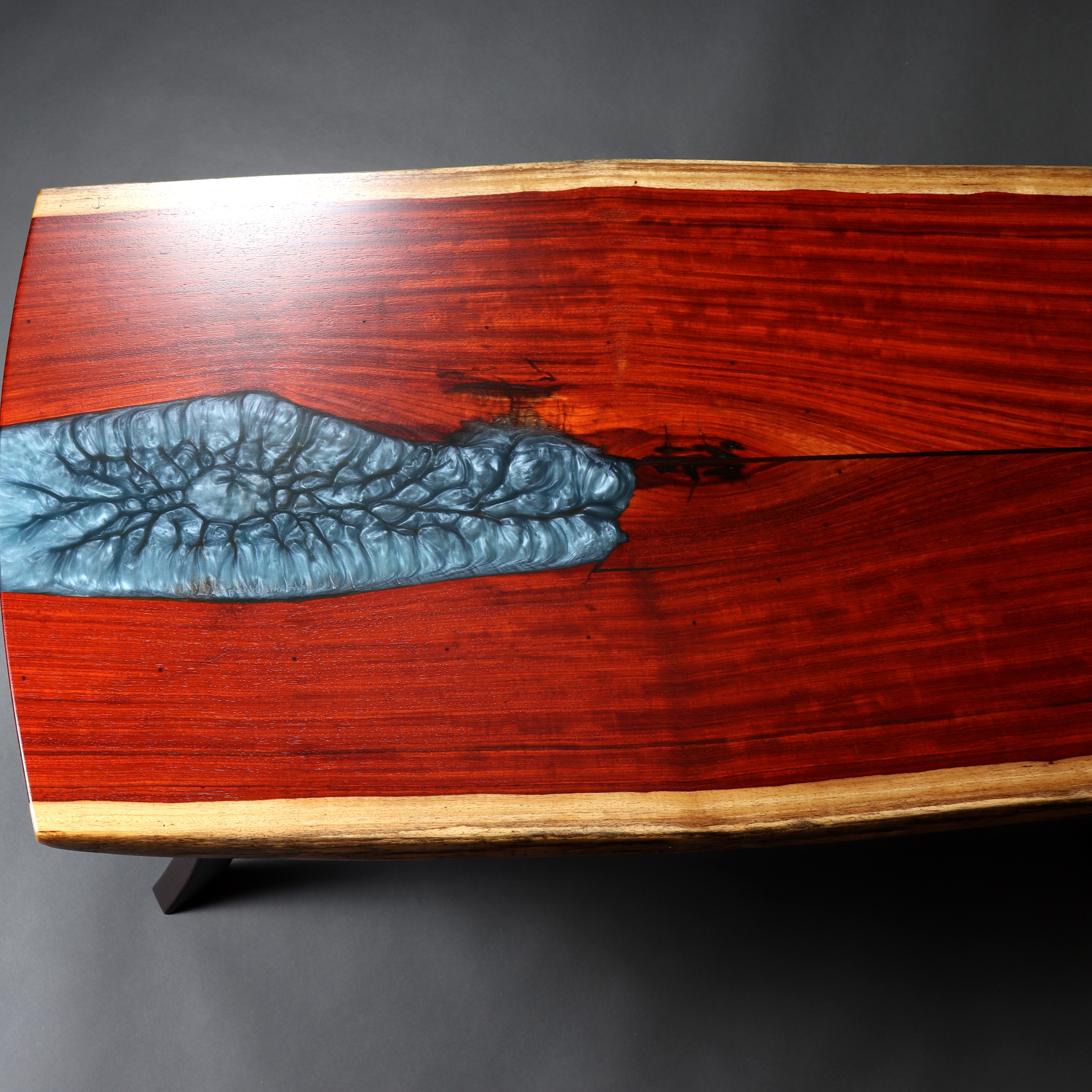 Couchtisch Designer Unikat Kunst rot schwarz Epoxidharz