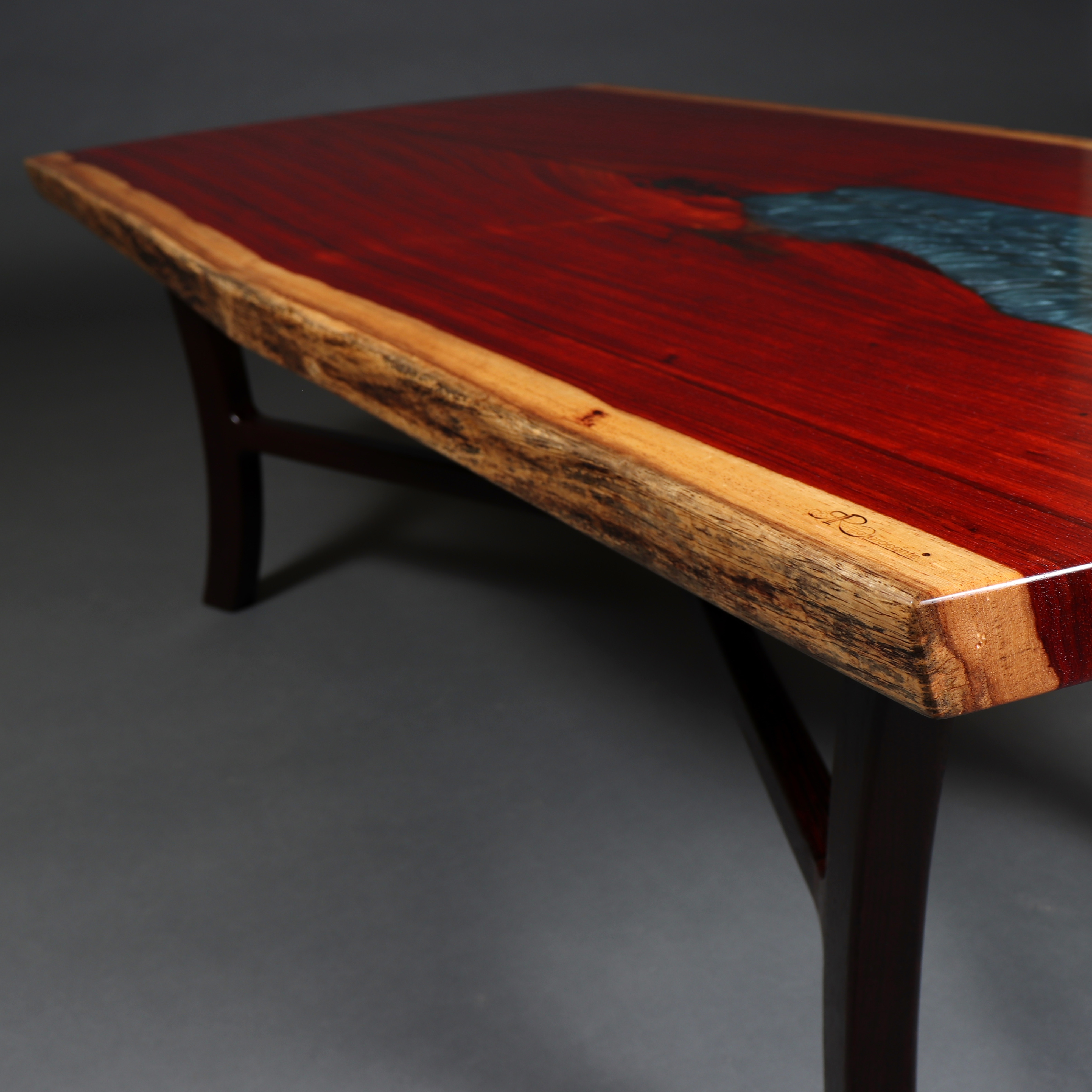 Couchtisch Baumkante Massivholz rustikal edel rot Stil