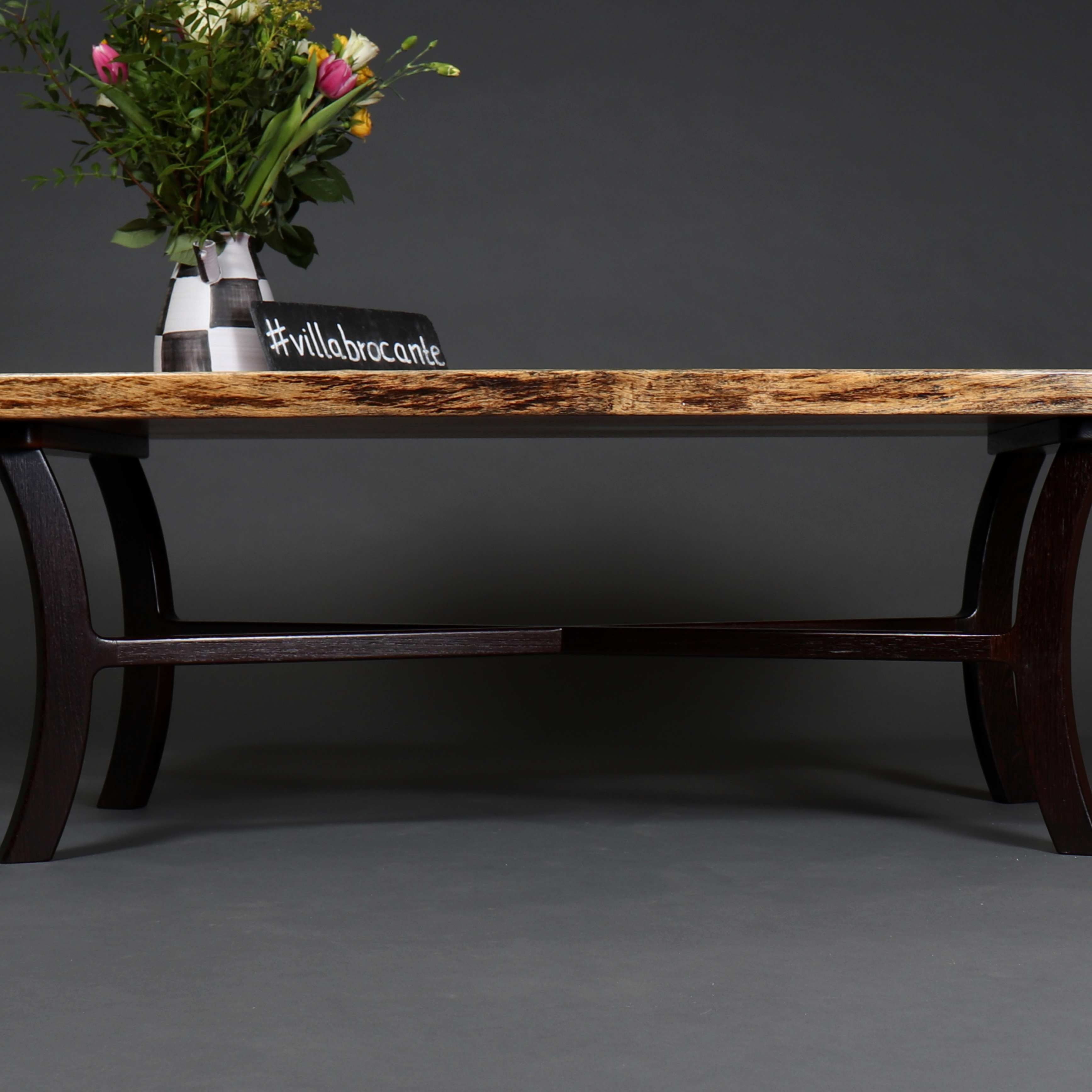 Couchtisch Massivholz Baumkante Design schwarz rustikal