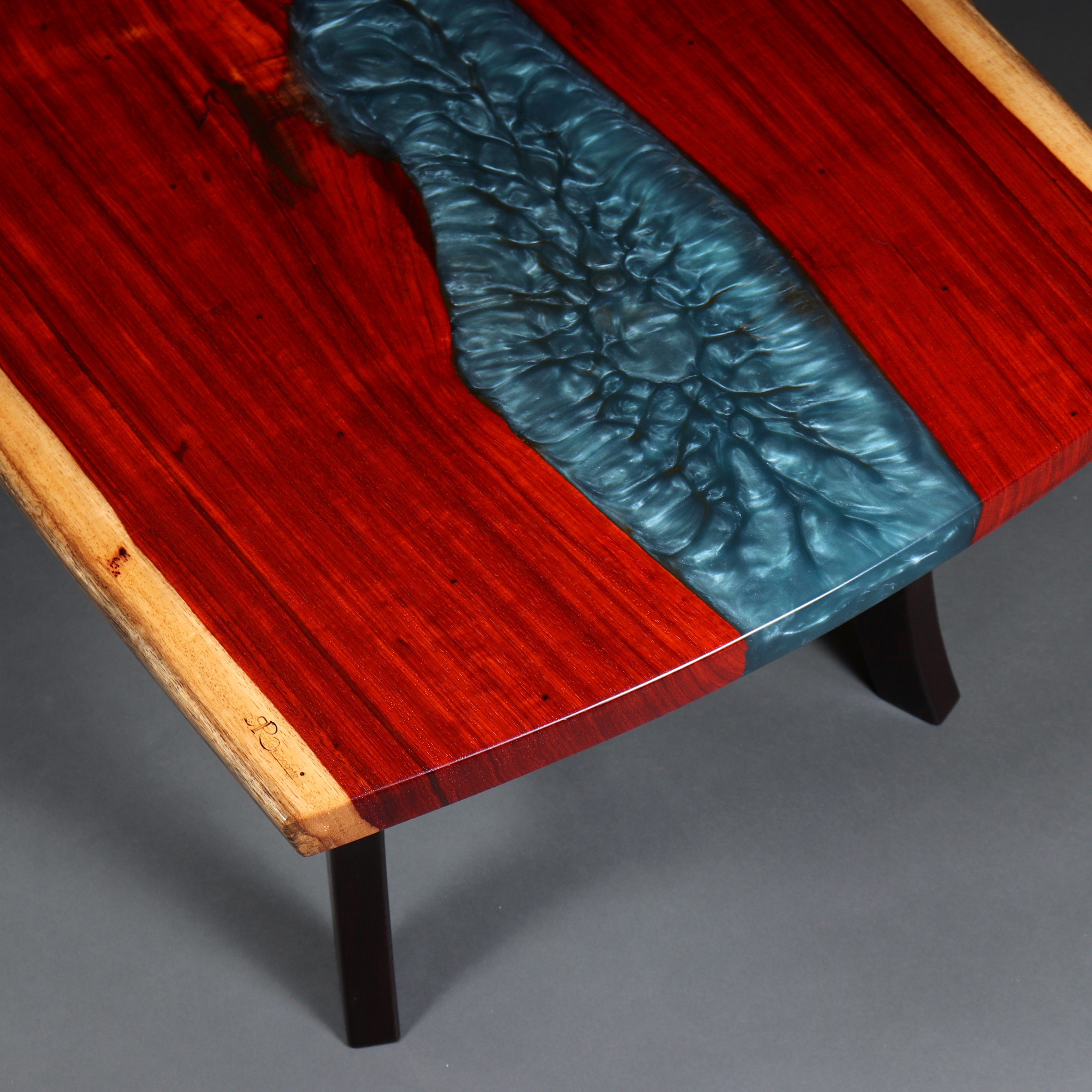 Couchtisch Padouk massiv Edelholz Baumkante rot blau