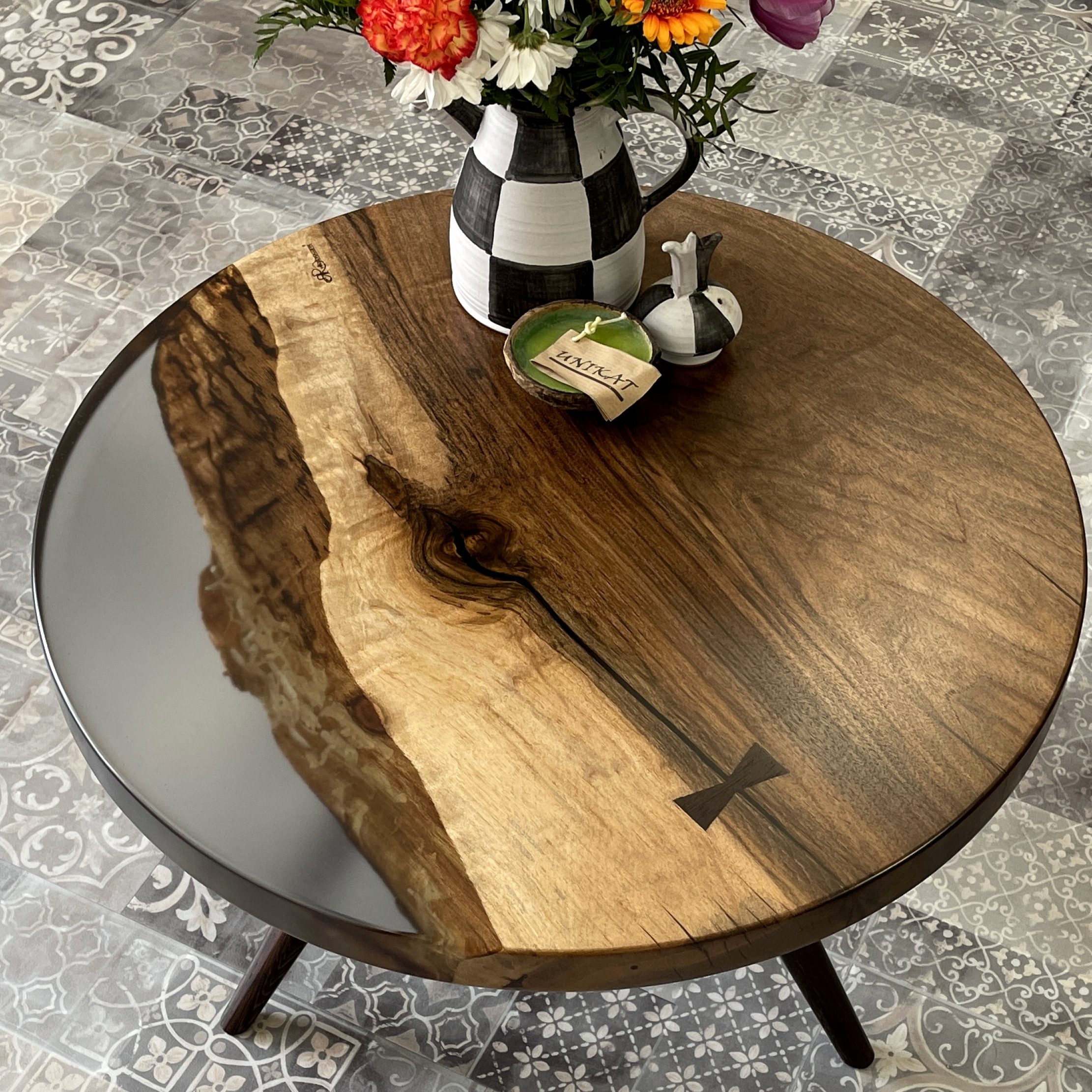 Couchtisch rund Nussbaum Massivholz Epoxidharz