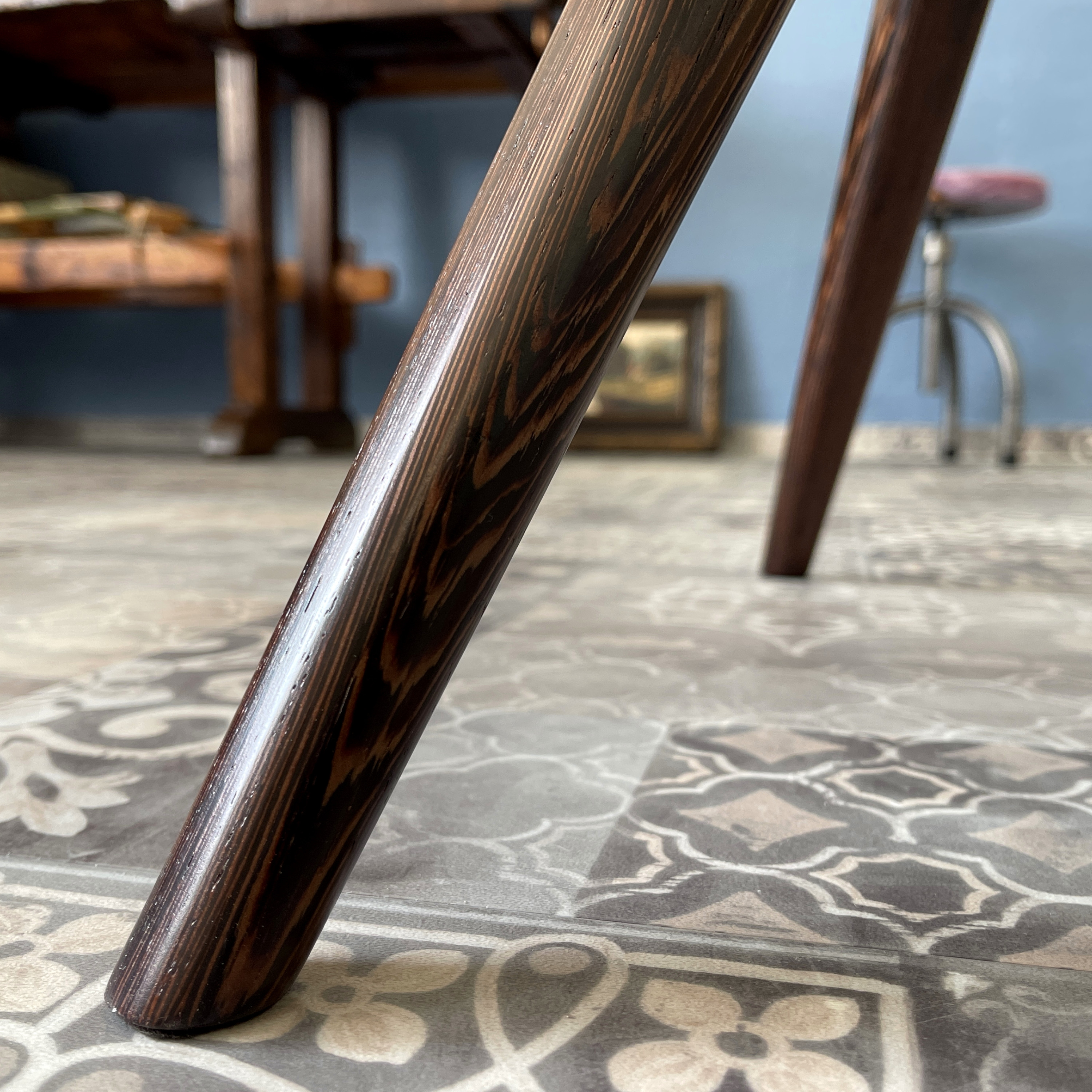 Couchtisch rund Wenge drei Beine Massivholz schwarz braun