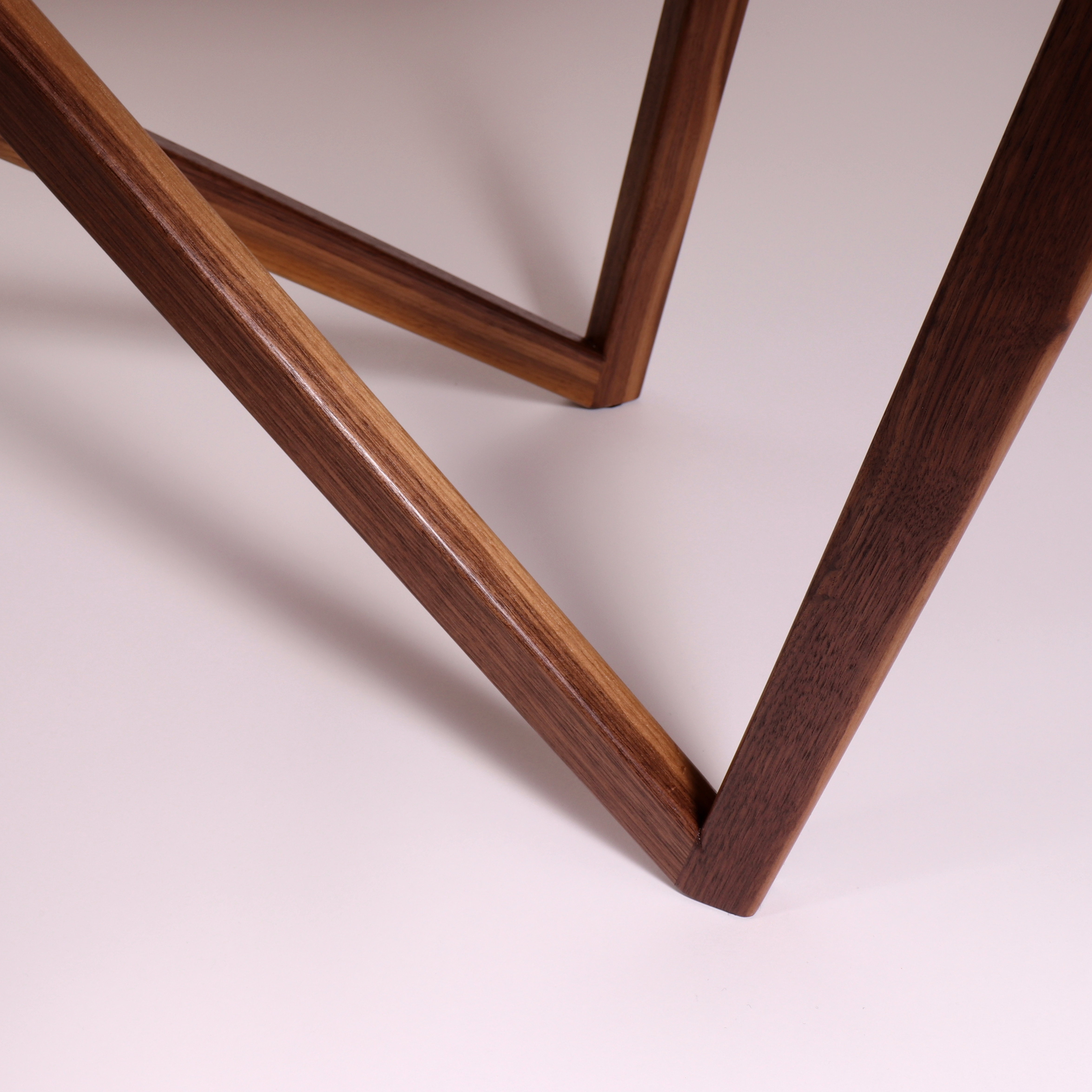 Esstisch dunkelbraun Beindesign Holz Stil